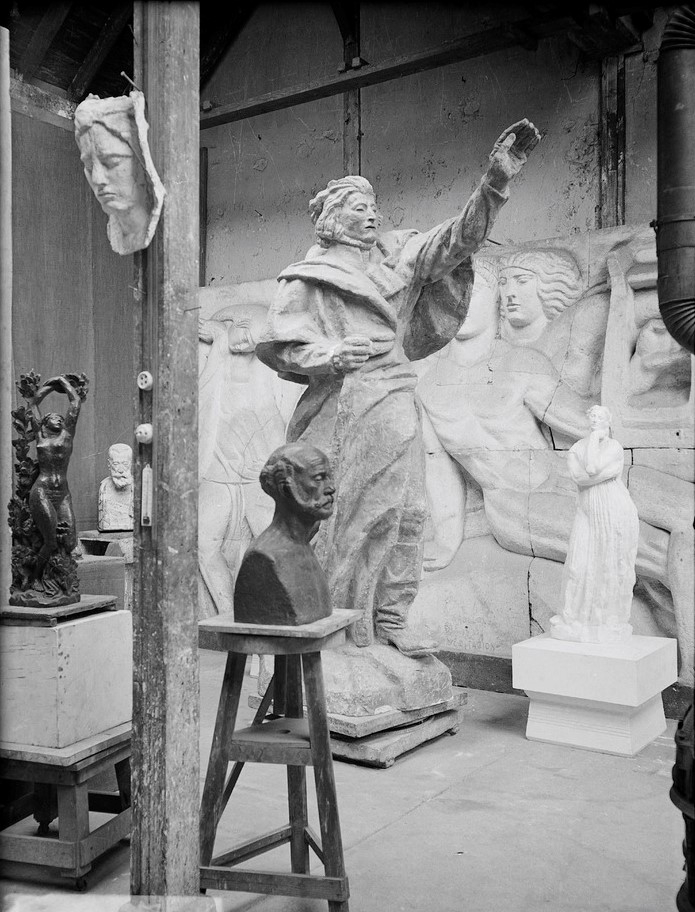 Model pomnika Adama Mickiewicza (środek) autorstwa Antoine’a Bourdelle’a, ok. 1919-1929 (Musée Bourdelle)