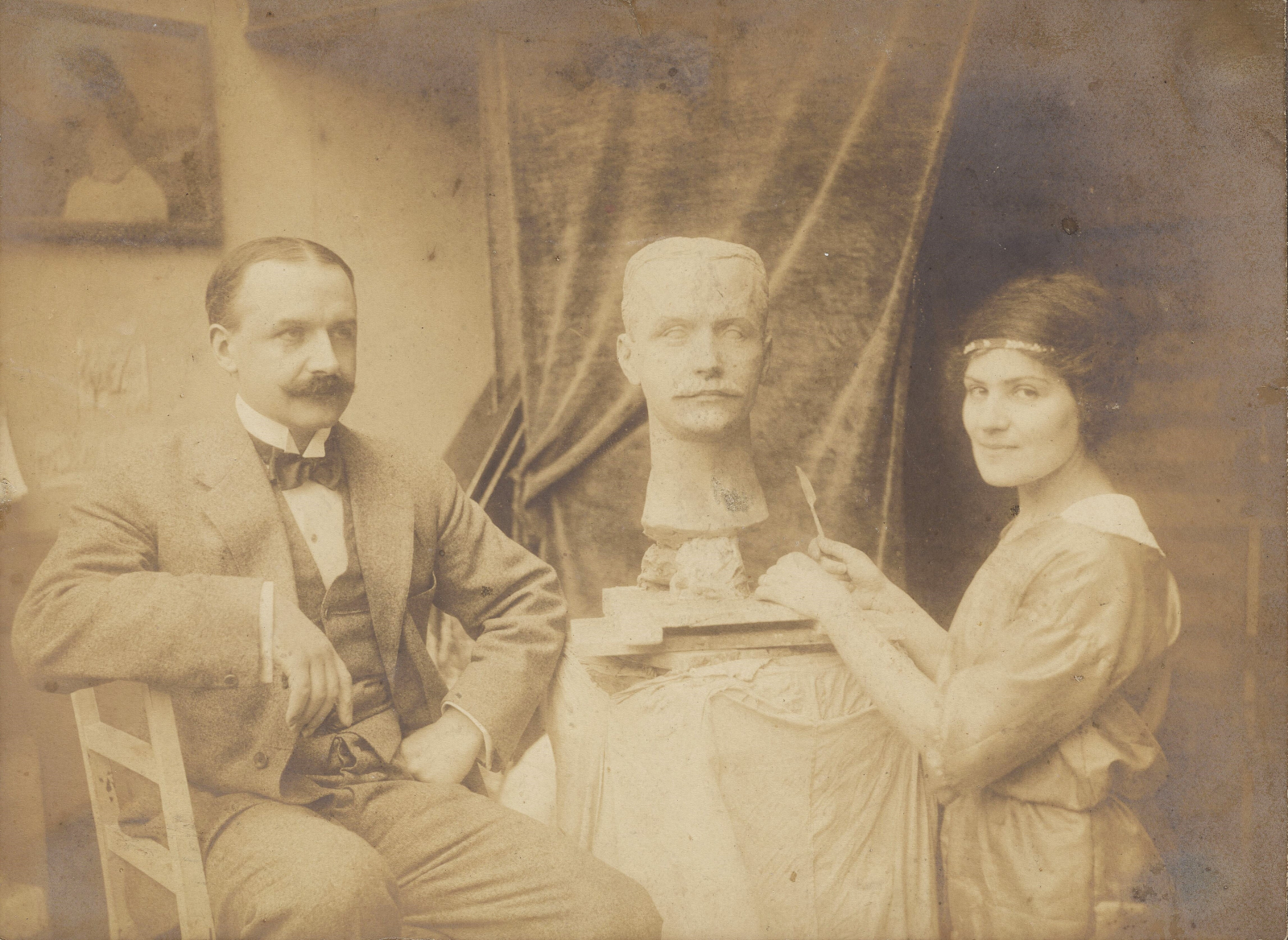 Fot. Janina Broniewska w swojej pracowni w Paryżu i Louis Frédéric Clément-Simon pozujący do portretu, ok. 1914 (Fot. Pierre Choumoff, Muzeum Narodowe w Warszawie)
