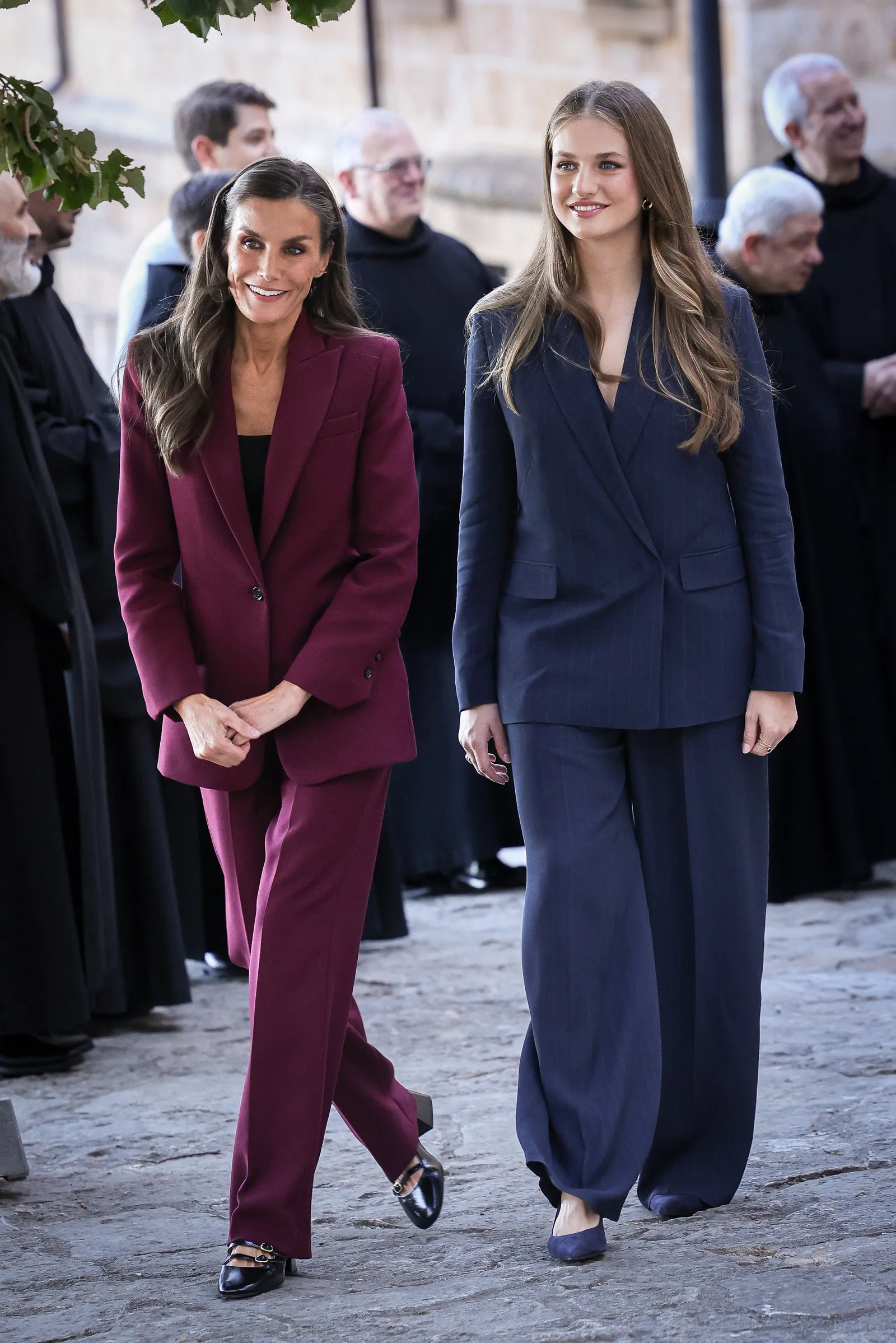 Jesienią 2025 roku królowa Letycja stawia na burgundowy garnitur damski / Fot. Paolo Blocco/Getty Images