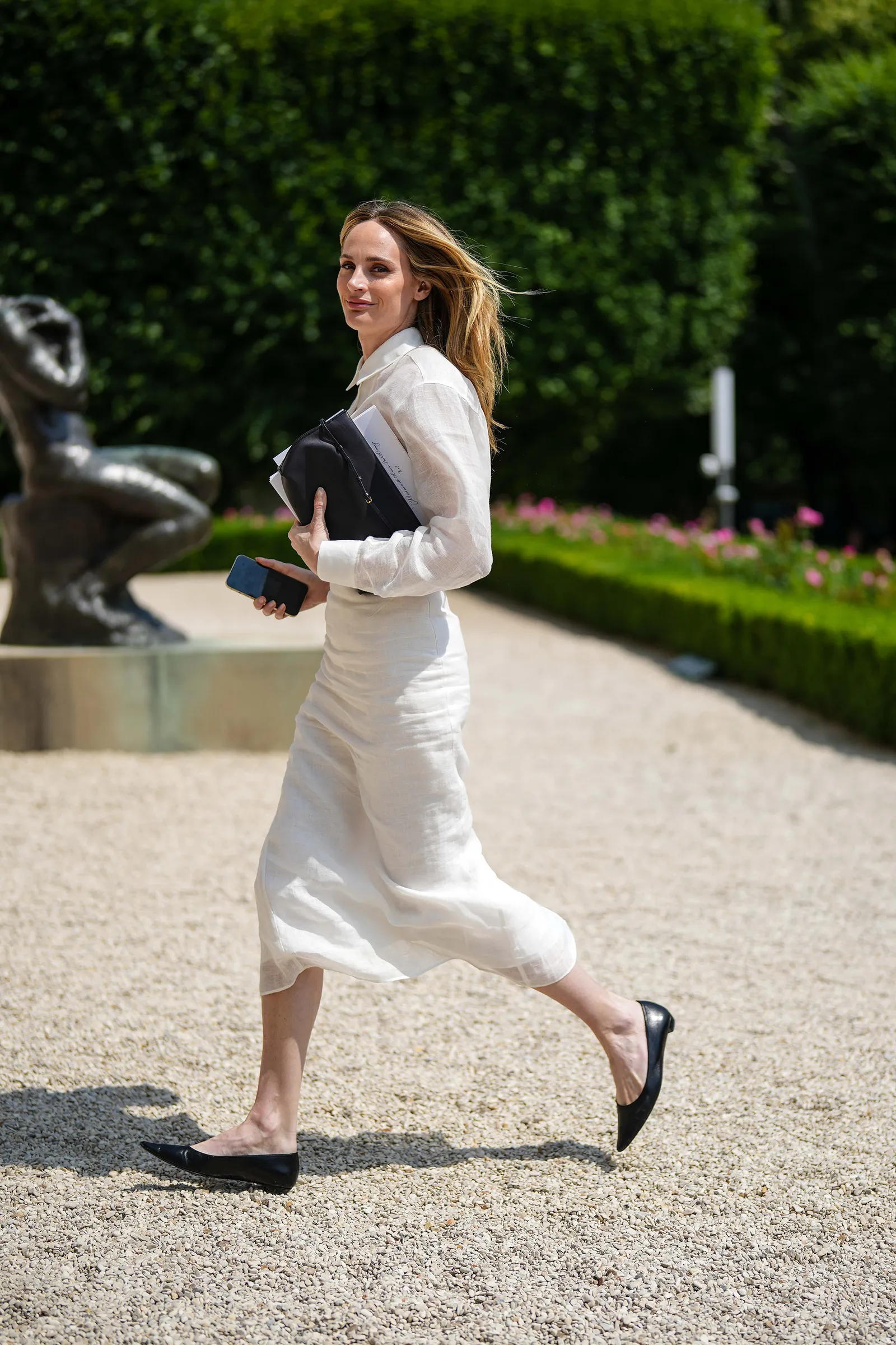 Lniane zestawy są gotowe, by podbić sezon wiosna–lato 2025, co udowodnił street style. (Fot. Edward Berthelot/Getty Images)