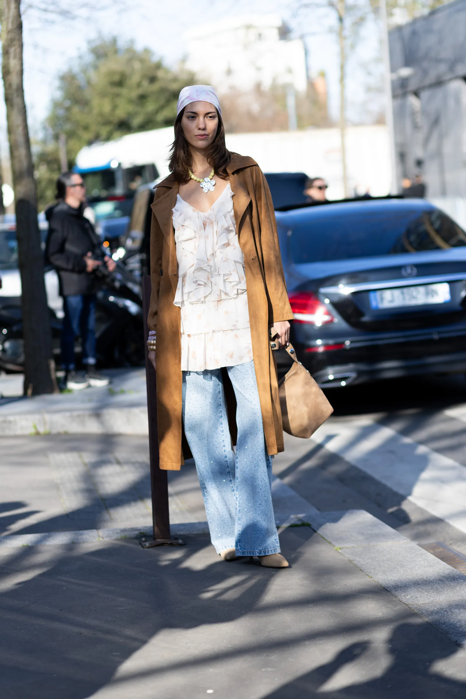 Romantyczne bluzki z falbanami sięgające poniżej talii to ulubiony wybór miłośniczek street style’u na lato 2025 roku / Fot. Valentina Frugiuele / Getty Images