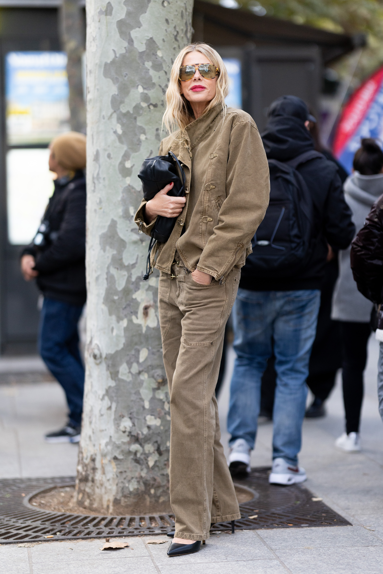 Jeansowe spodnie damskie w kolorze khaki jesienią 2025 będą podstawą modnego zielonego total looku (Fot. Valentina Frugiuele/Getty Images)