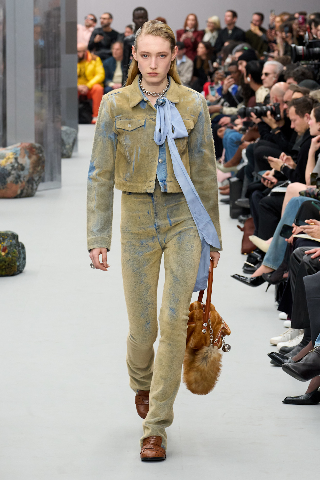 Jeansy z dodatkiem nietypowej tkaniny, Acne Studios, jesień-zima 2025 (Fot. Spotlight. Launchmetrics)