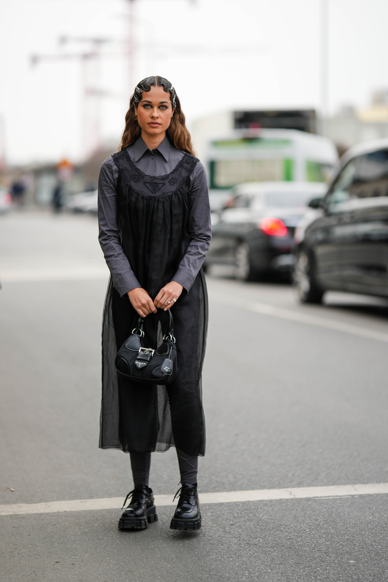 Skórzane buty typu oxford na traktorowej podeszwie od Prady to już kultowy model (Fot. Edward Berthelot/Getty Images)
