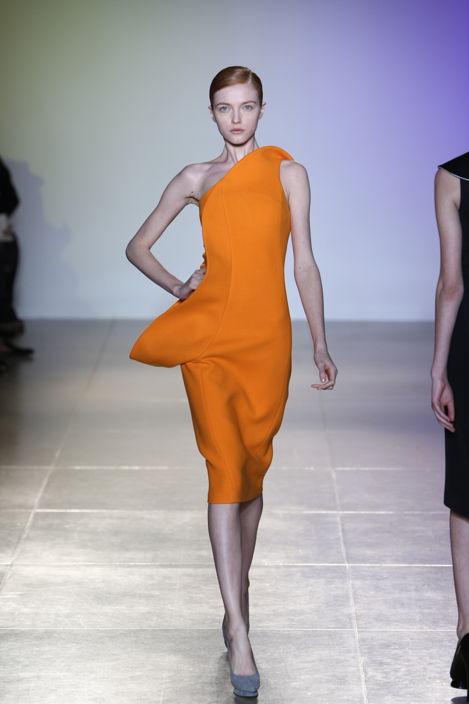 Minimalistyczną magię pomarańczowego odrył Raf Simons w Jil Sander / Fot. Fairchild Archive/Penske Media via Getty Images