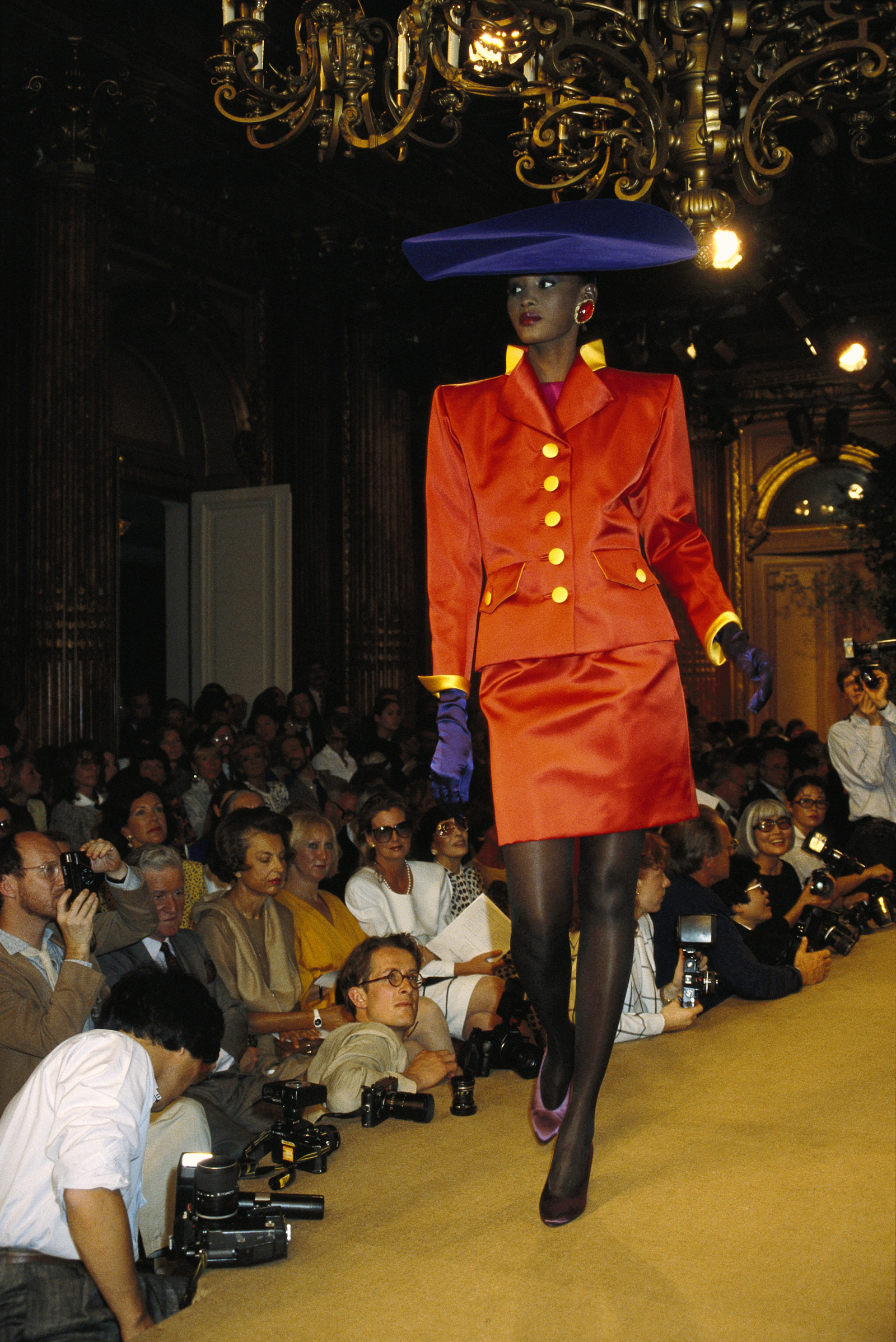 W latach 80. pomarańczowy lansował m.in. Yves Saint Laurent / Fot. Pierre Vauthey/Sygma/Sygma via Getty Images