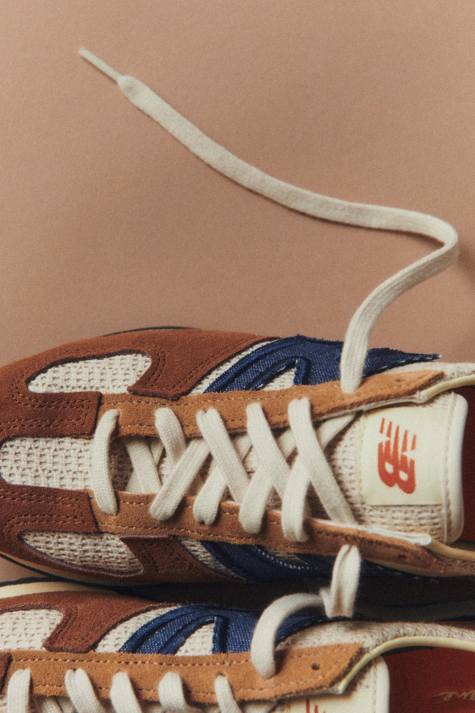 New Balance i Sézane stworzyły paryską interpretację sneakersów 471, które wpisują się w najważniejsze trendy jesieni 2025 (Fot. materiały prasowe)