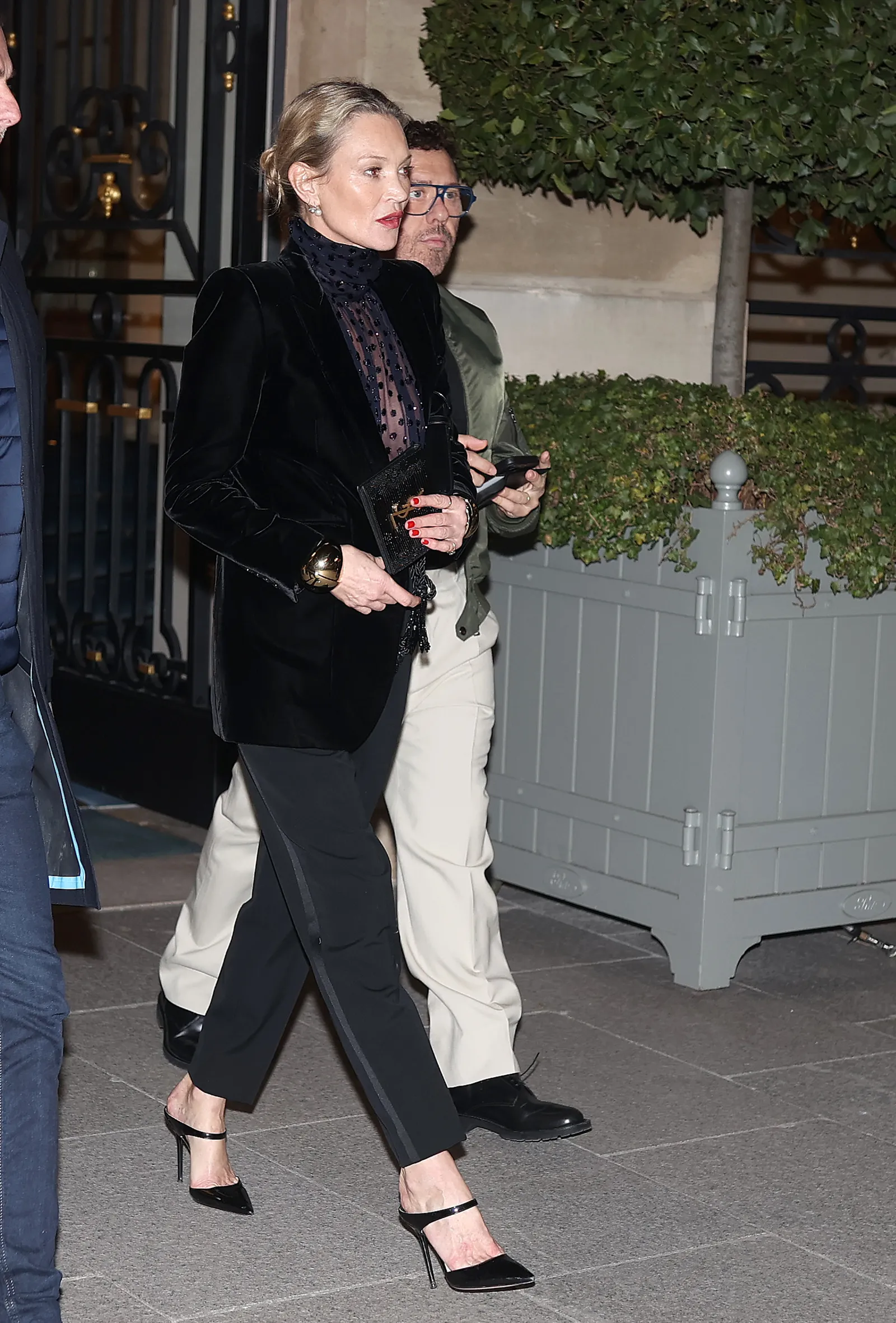 Kate Moss zamieniła ulubioną sukienkę mini na spodnie o fasonie slim (Fot. Getty Images)