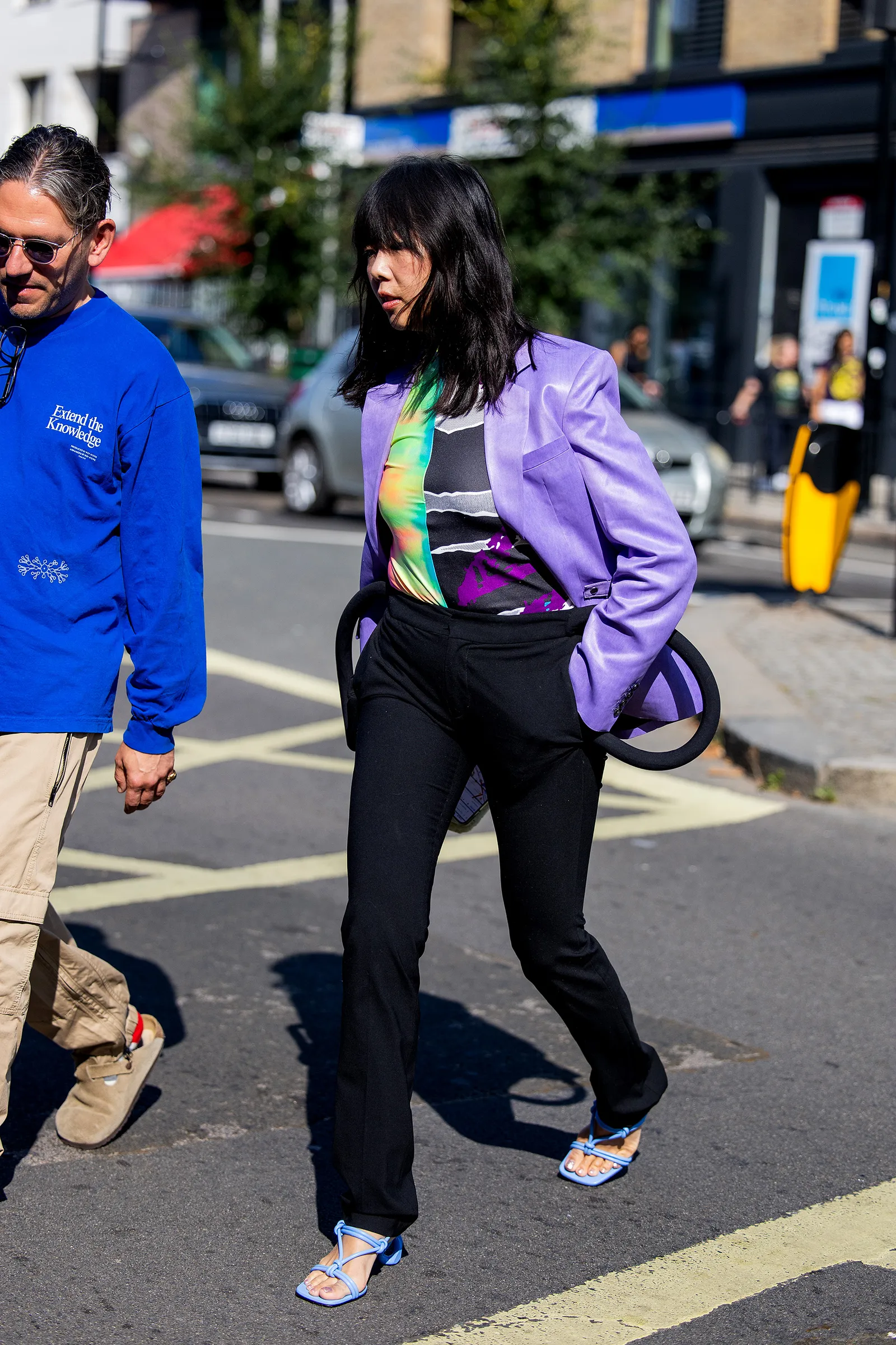 Znawczynie streetstyle’u dowodzą, że teraz królują dopasowane spodnie. (Fot. Christian Vierig/Getty Images)