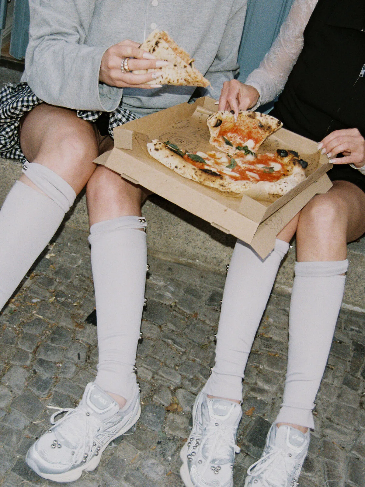 Sneakersy z perłami Asics x Isla Berlin jesienią 2025 będziemy nosić do biura i na eleganckie koktajle / Fot. materiały prasowe