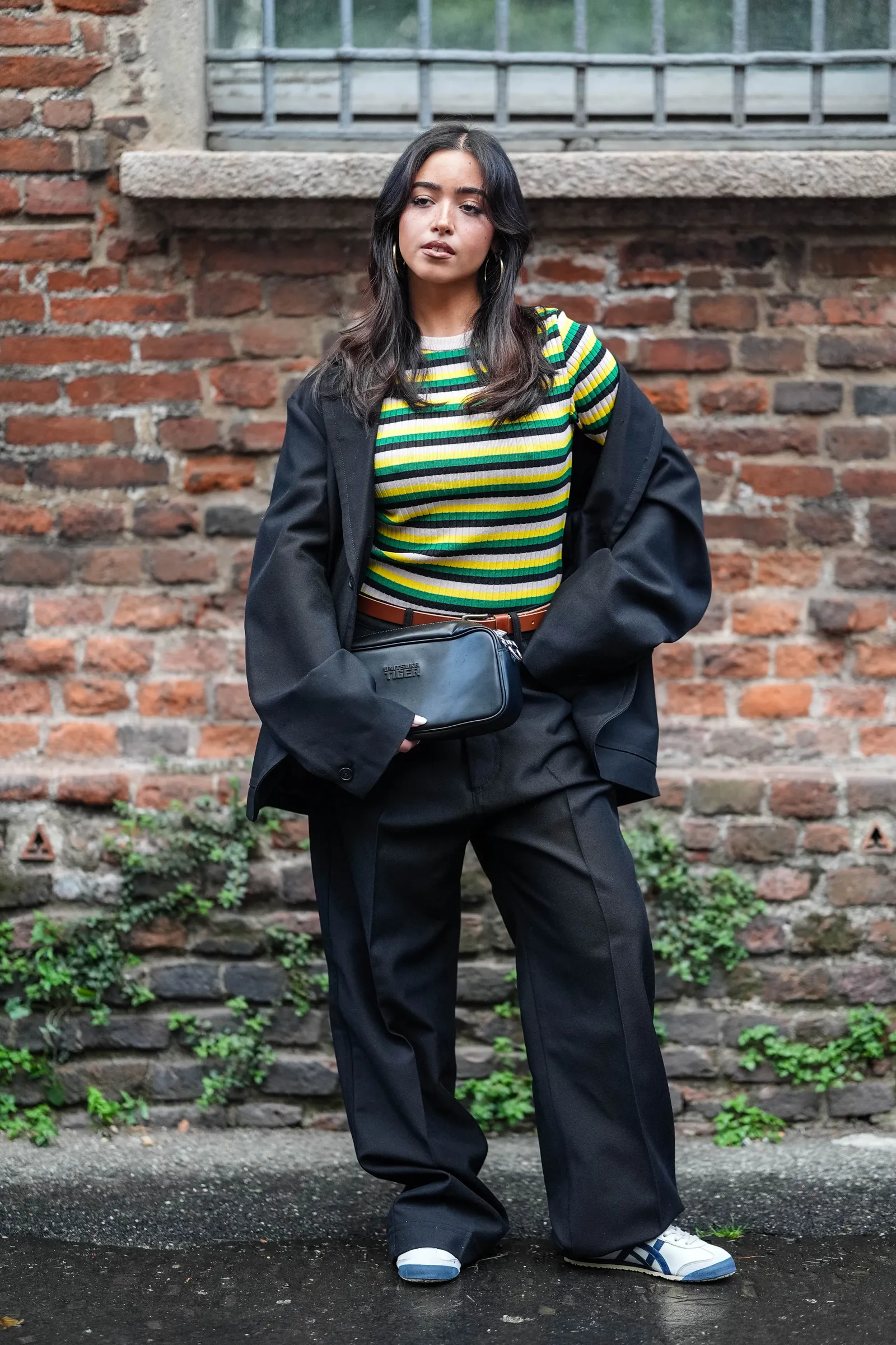 Dwukolorowe sneakersy biją rekordy popularności w street style’owej modzie. Dobrze je zestawić z szerokimi spodniami. (Fot. Getty Images)