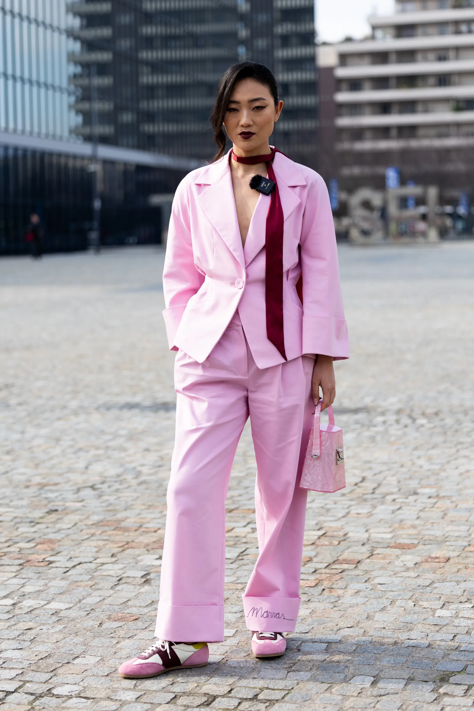 Kolorowe sneakersy, które proponuje Antonio Marras, to doskonały sposób na zjawiskowe dopełnienie powłóczystych spodni. (Fot. Getty Images)