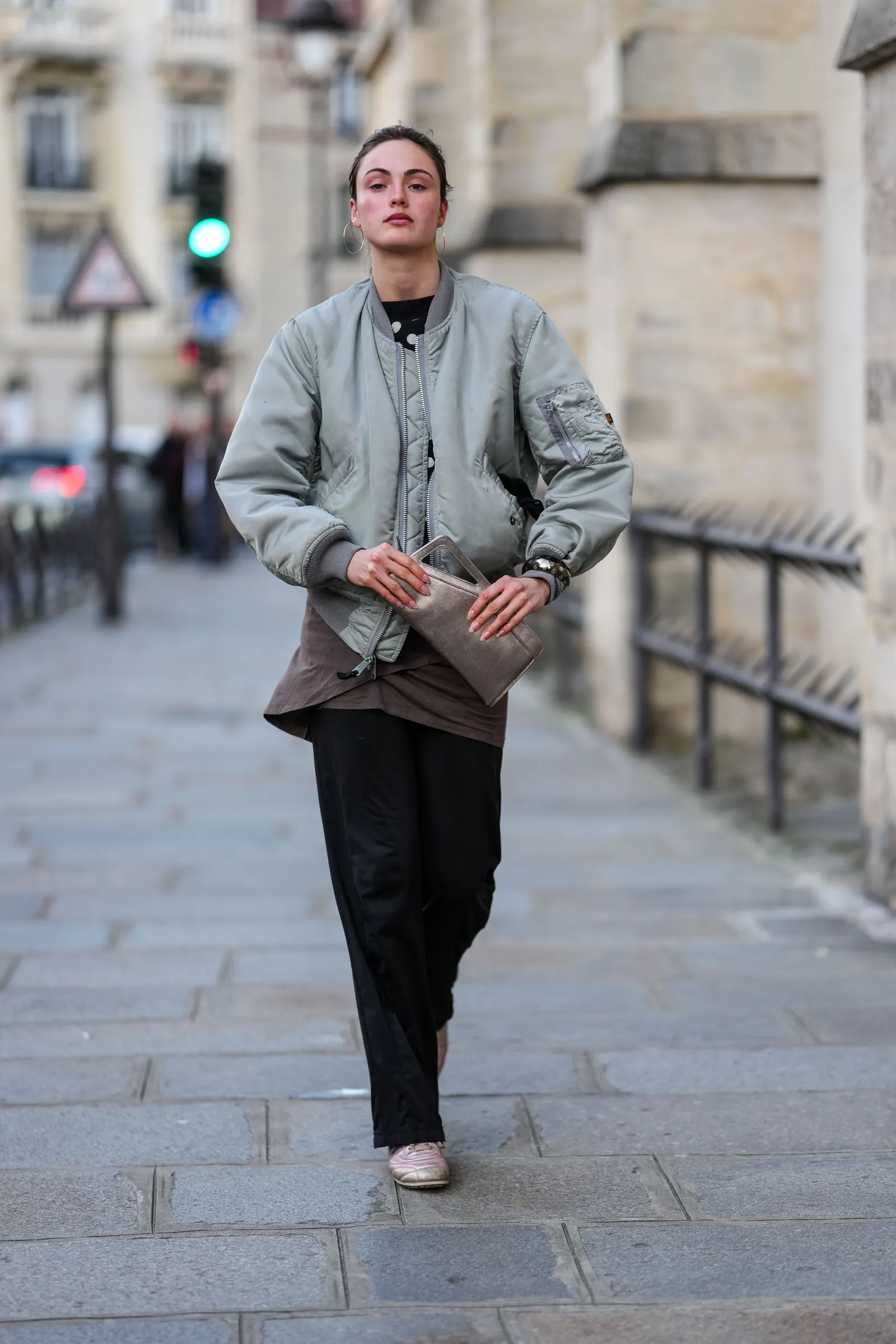 Sneakersy w bokserskim stylu lub o kroju normcore to bezpieczny wybór, którym po mistrzowsku dopełnisz eleganckie spodnie. (Fot. Getty Images)