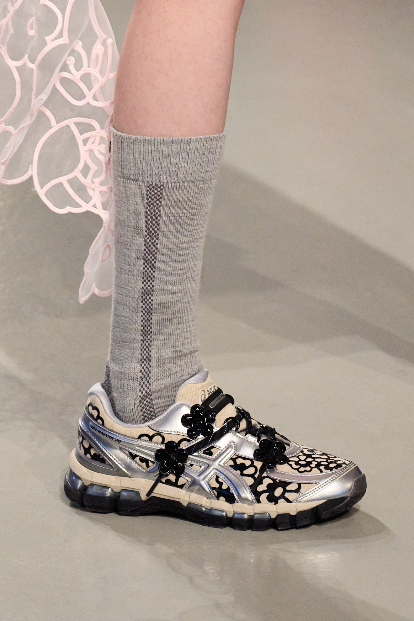 Sneakersy w kwiaty od Asics i Cecilie Bahnsen były hitem tygodnia mody w Kopenhadze (Fot. Spotlight. Launchmetrics)
