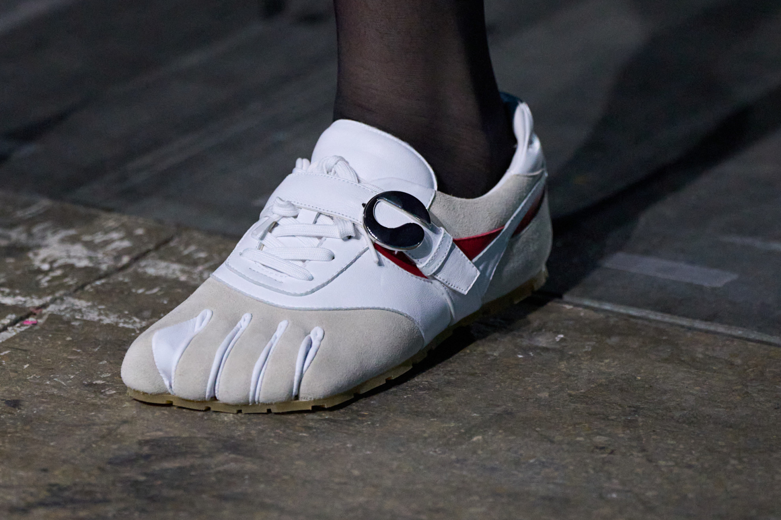 Sneakersy z palcami od Coperni to najbardziej kontrowersyjny model sezonu (Fot. Spotlight. Launchmetrics)