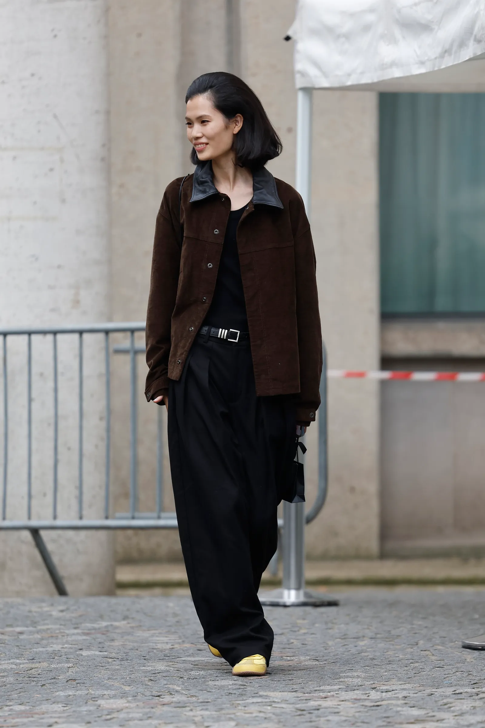 Żółte sneakersy nigdzie się nie wybierają, miłośniczki mody potwierdzają ich wszechstronność, dopełniając nimi nawet eleganckie spodnie./ Fot. Claudio Lavenia / Getty Images