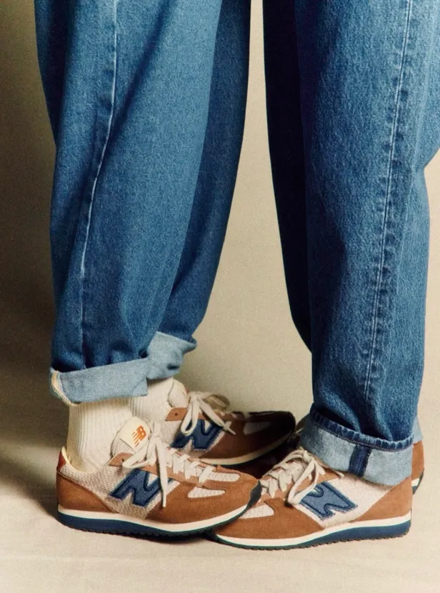 Marki New Balance i Sézane stworzyły sneakersy, które tej jesieni będą nosić wszystkie paryżanki (Fot. materiały prasowe)