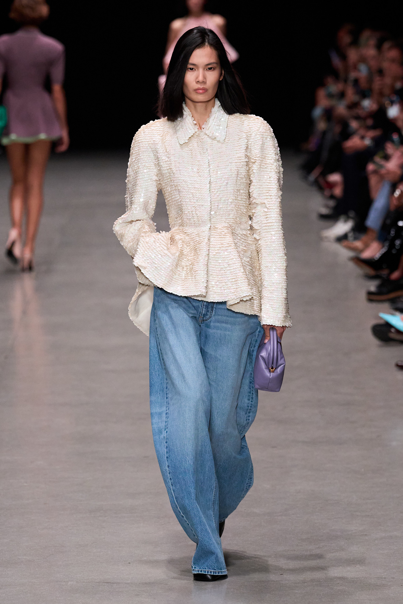 Na wiosnę 2026 Stella McCartney lansuje jeansy z szerokimi nogawkami (Fot. Spotlight. Launchmetrics)