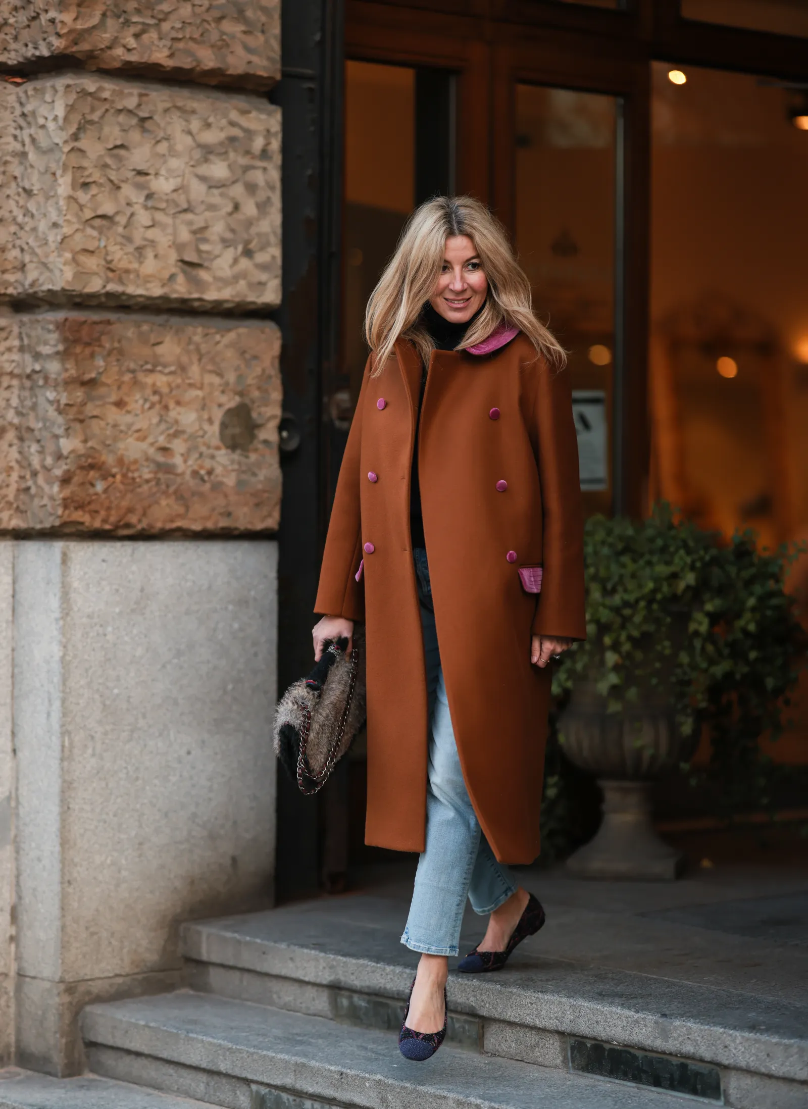 Idealne baleriny do skinny jeans dla 50-latek.
(Fot. Getty Images)