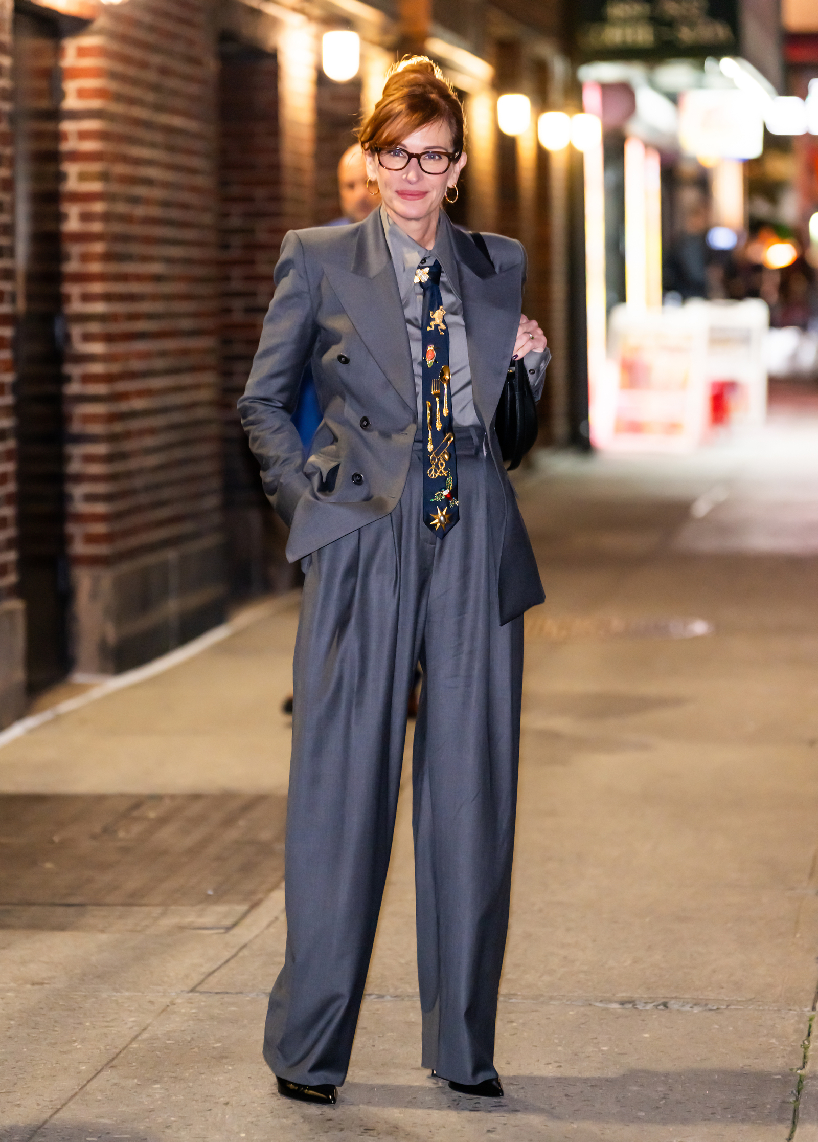 Szare spodnie z wysokim stanem w stylu Julii Roberts udowadniają, że klasyka nigdy się nie nudzi (Fot. Gilbert Carrasquillo/GC Images)