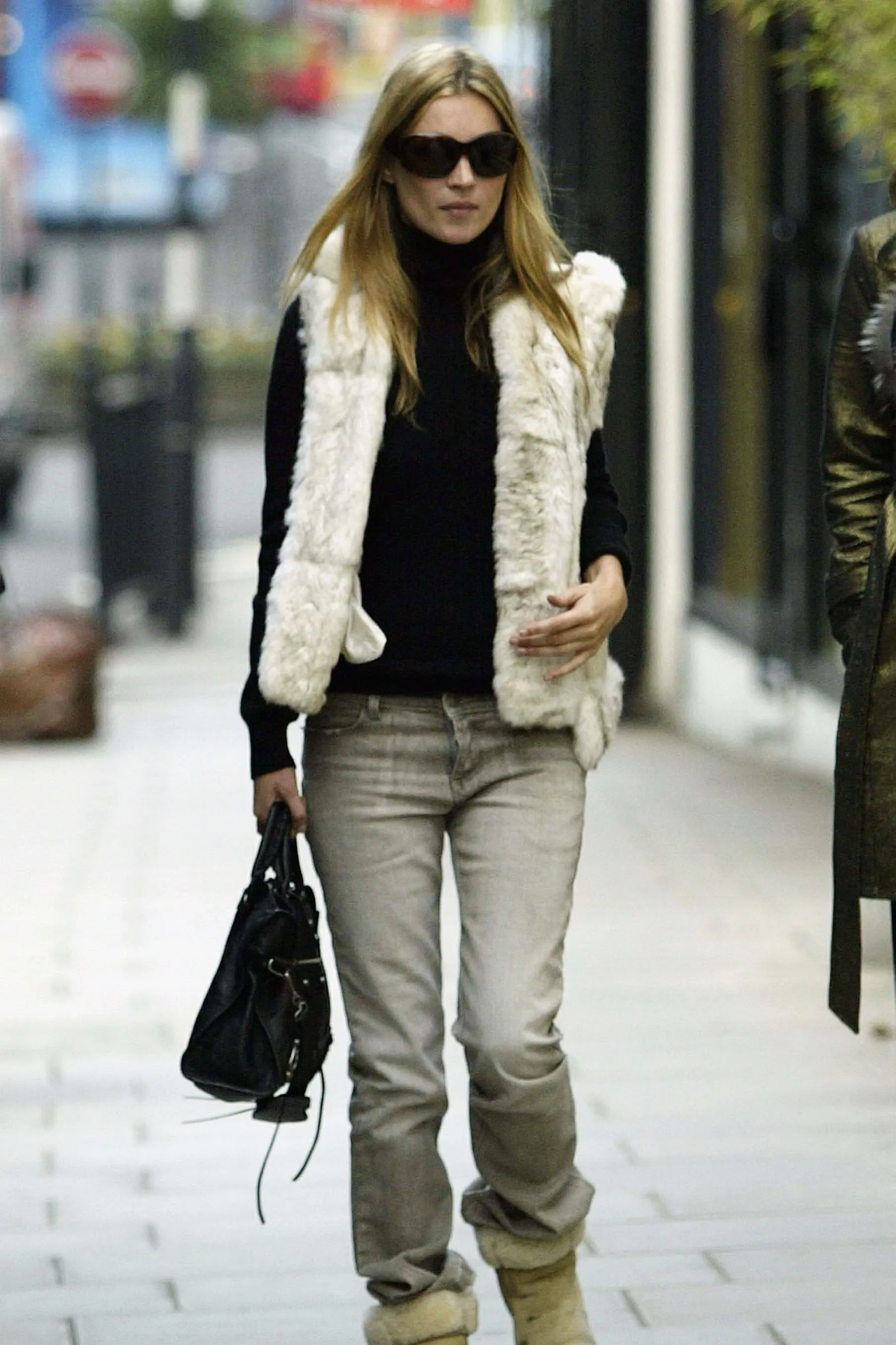 W 2003 roku Kate Moss pojawiła się w szarych jeansach o prostym kroju, które zestawiła z futrzaną kurtką i butami UGG. / Fot. Gareth Cattermole/Getty Images