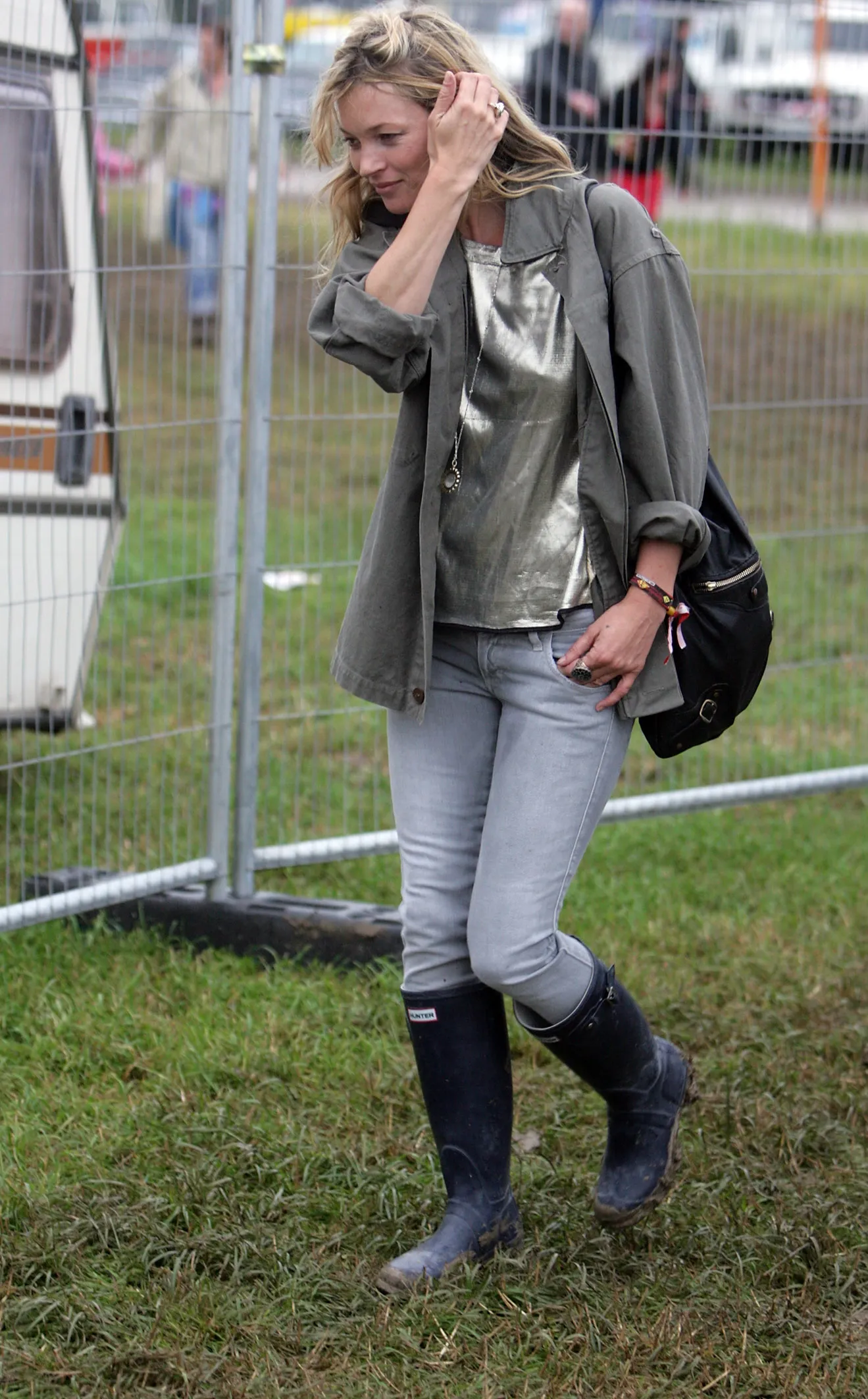 Na festiwalu Glastonbury w 2008 roku Moss zdecydowała się na model typu skinny, który połączyła z metalicznym topem i kaloszami / Fot. Matt Cardy/Getty Images