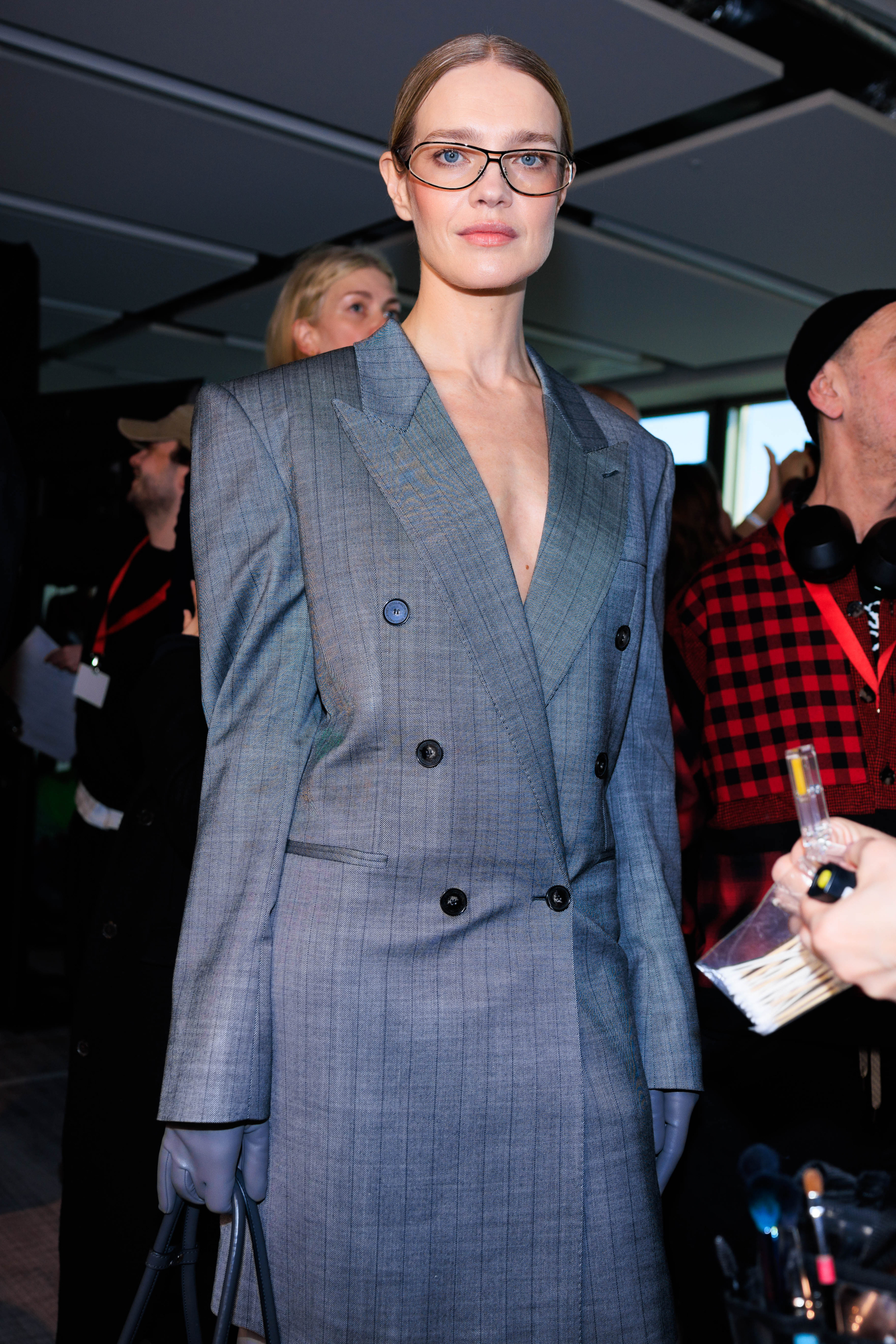 Szary total-look to hit na jesień 2025 Jak nosić najmodniejszy kolor sezonu od stóp do głów? / Fot. Acielle / Style Du Monde