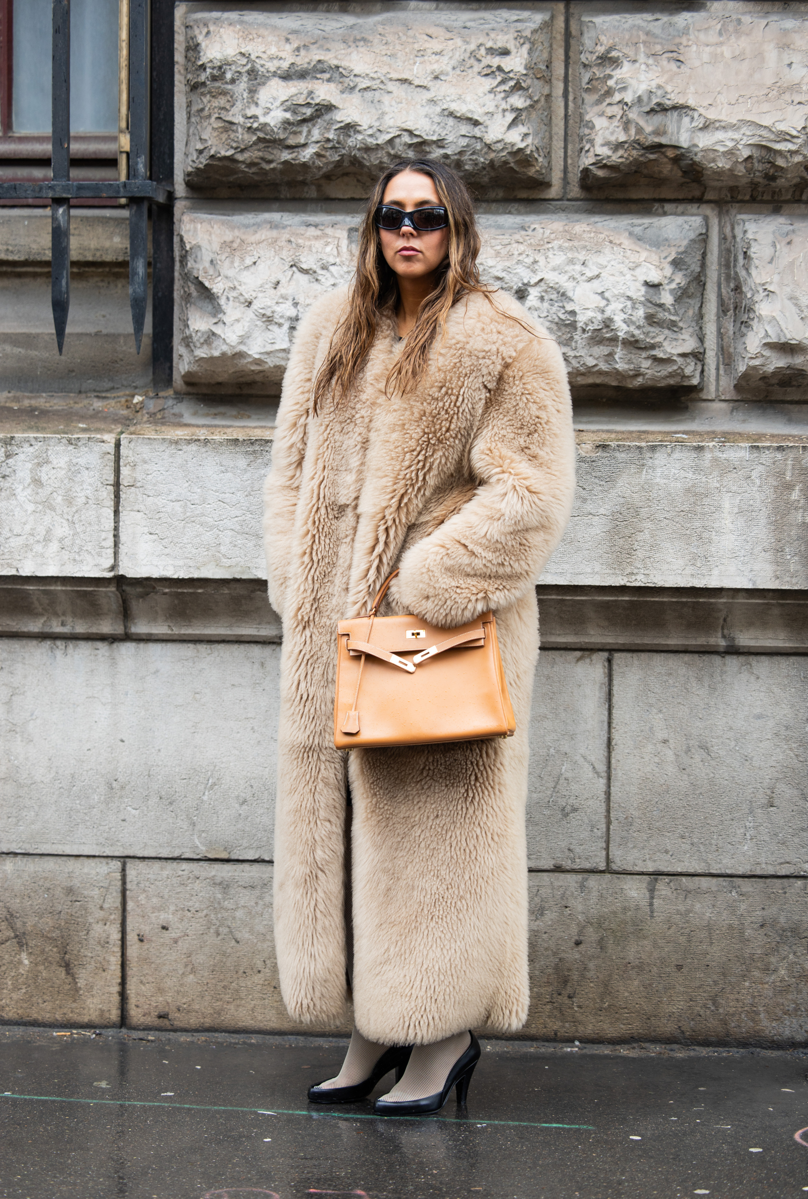 Modne płaszcze „teddy coat” o minimalistycznym fasonie w sezonie jesień-zima 2025-2026 polubią towarzystwo wyrazistych dodatków (Fot. Christian Vierig/Getty Images(