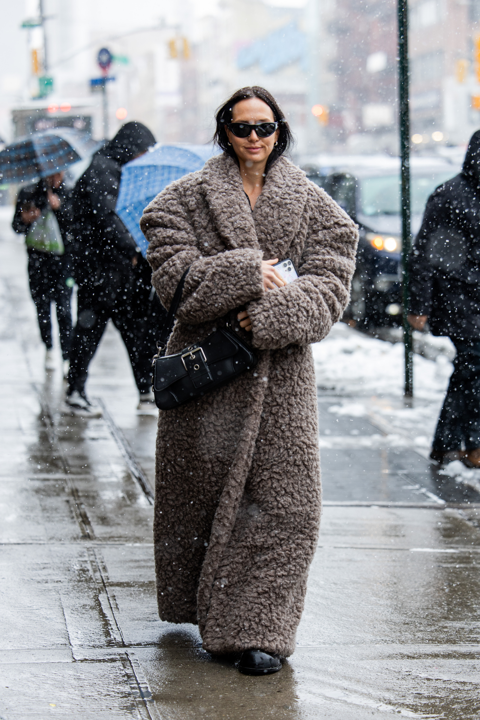 „Teddy coat” to stylowa alternatywa dla puchówki. Jak stylizować płaszcz miś jesienią 2025? (Fot. Christian Vierig/Getty Images)