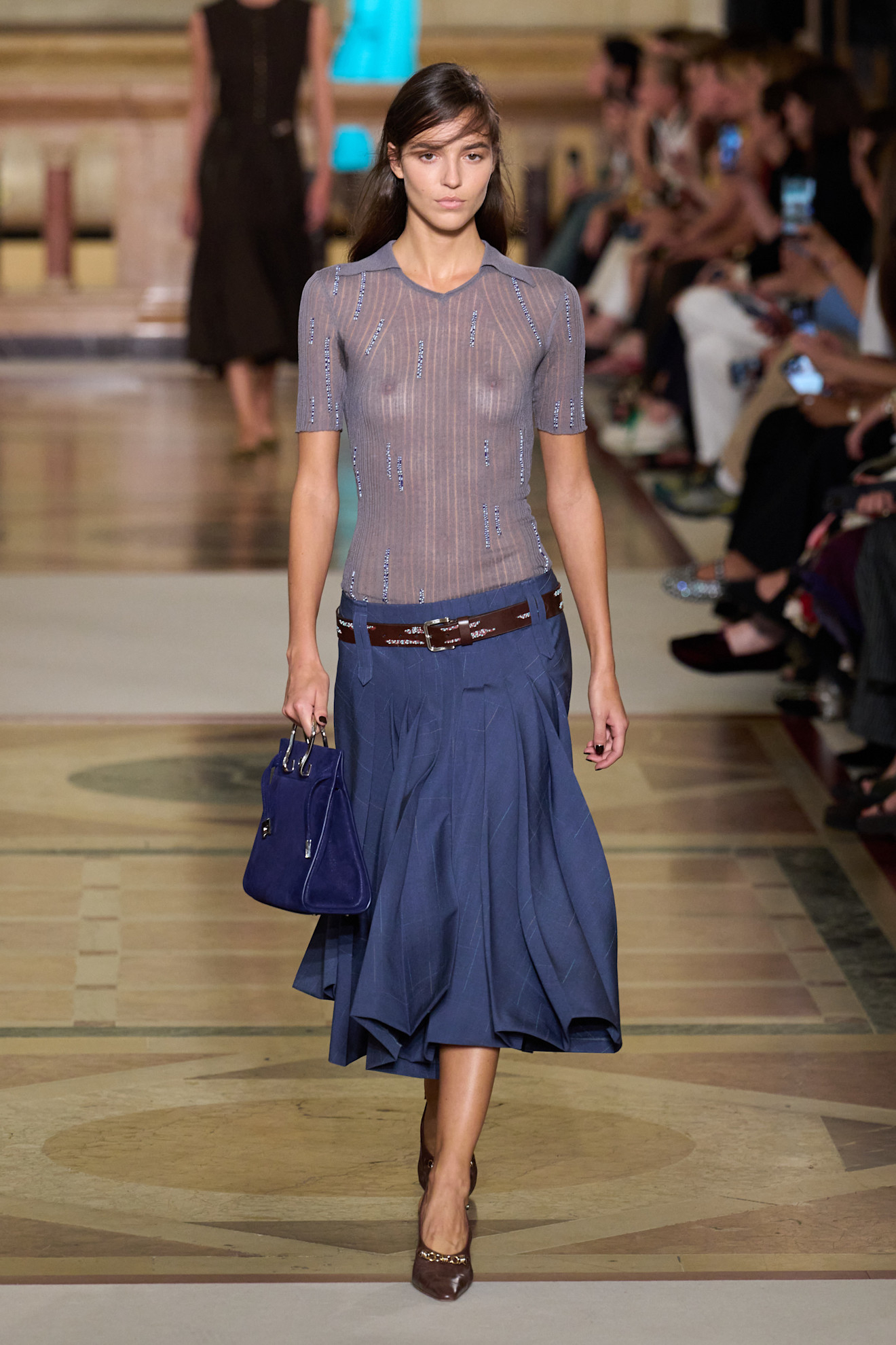 Eleganckie spódnice damskie z niskim stanem to jeden z motywów przewodnich kolekcji Tory Burch na wiosnę-lato 2026 (Fot. Spotlight. Launchmetrics)