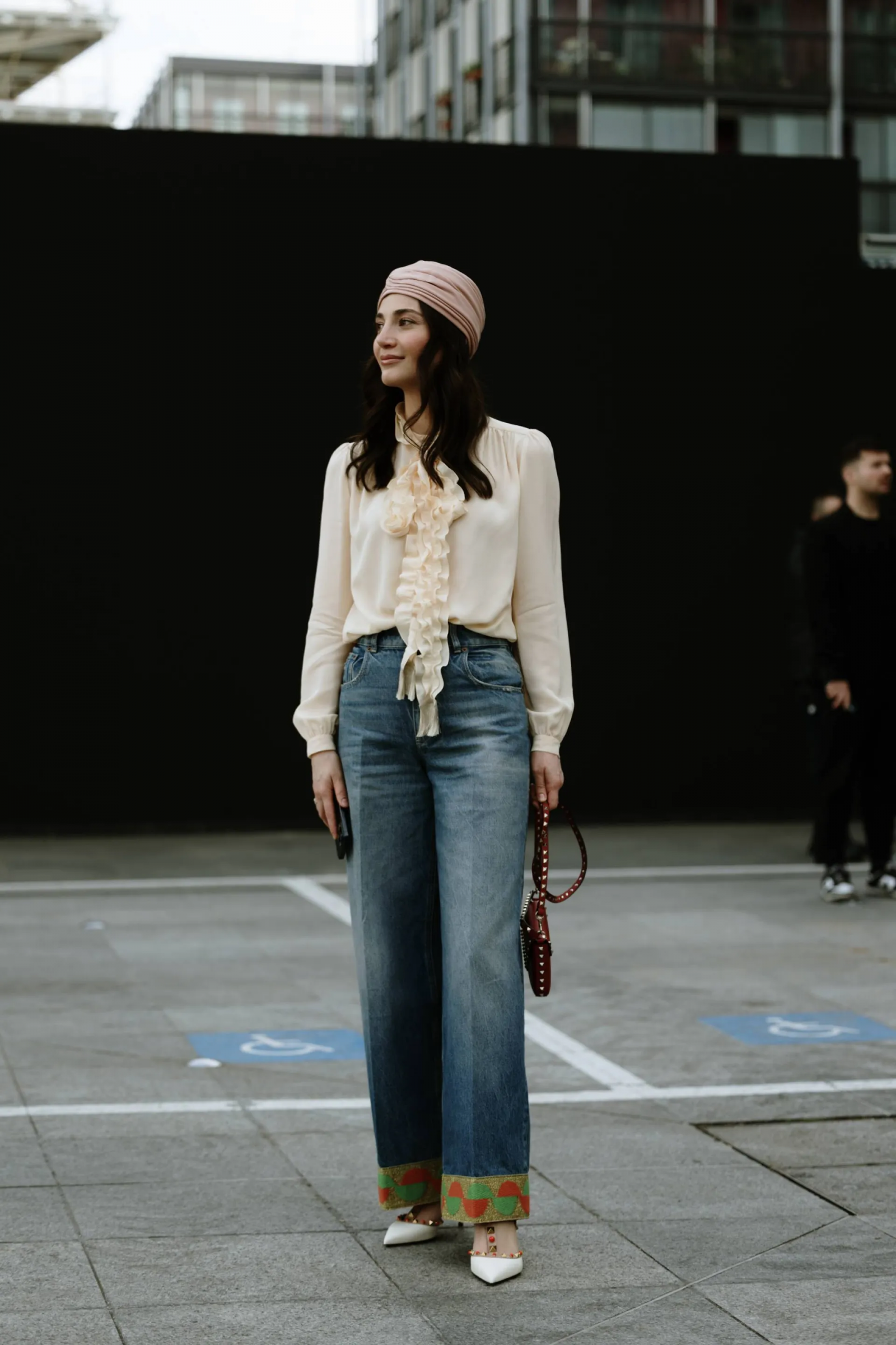 Eleganckie kobiety pójdą za przykładem Francuzek i będą nosić baggy jeans z tymi butami. (Fot. Vincenzo Grillo / Launchmetrics / Spotlight)