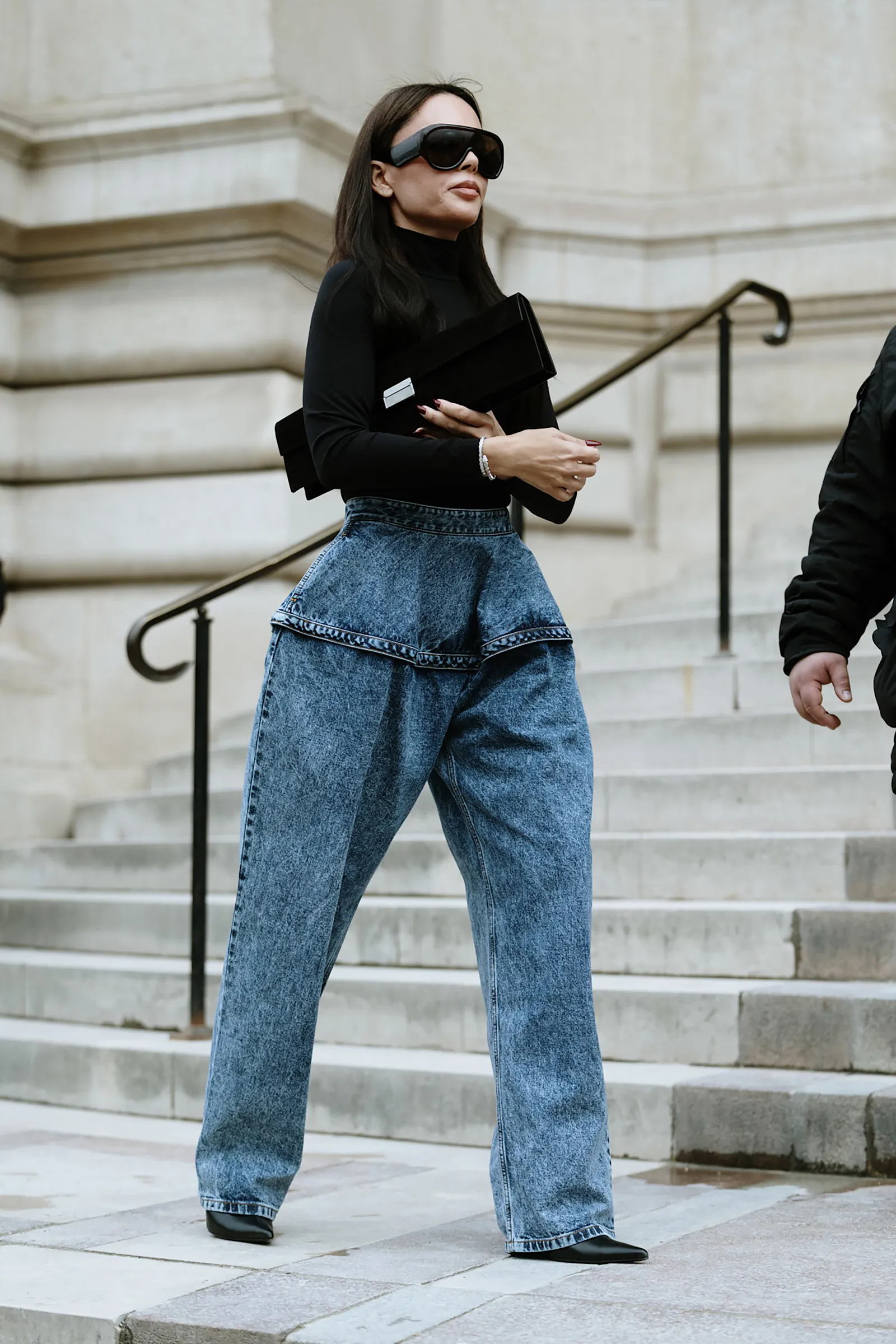 Model jeansów baggy staje się podstawą niezapomnianych stylizacji. (Fot. incenzo Grillo / Launchmetrics / Spotlight)