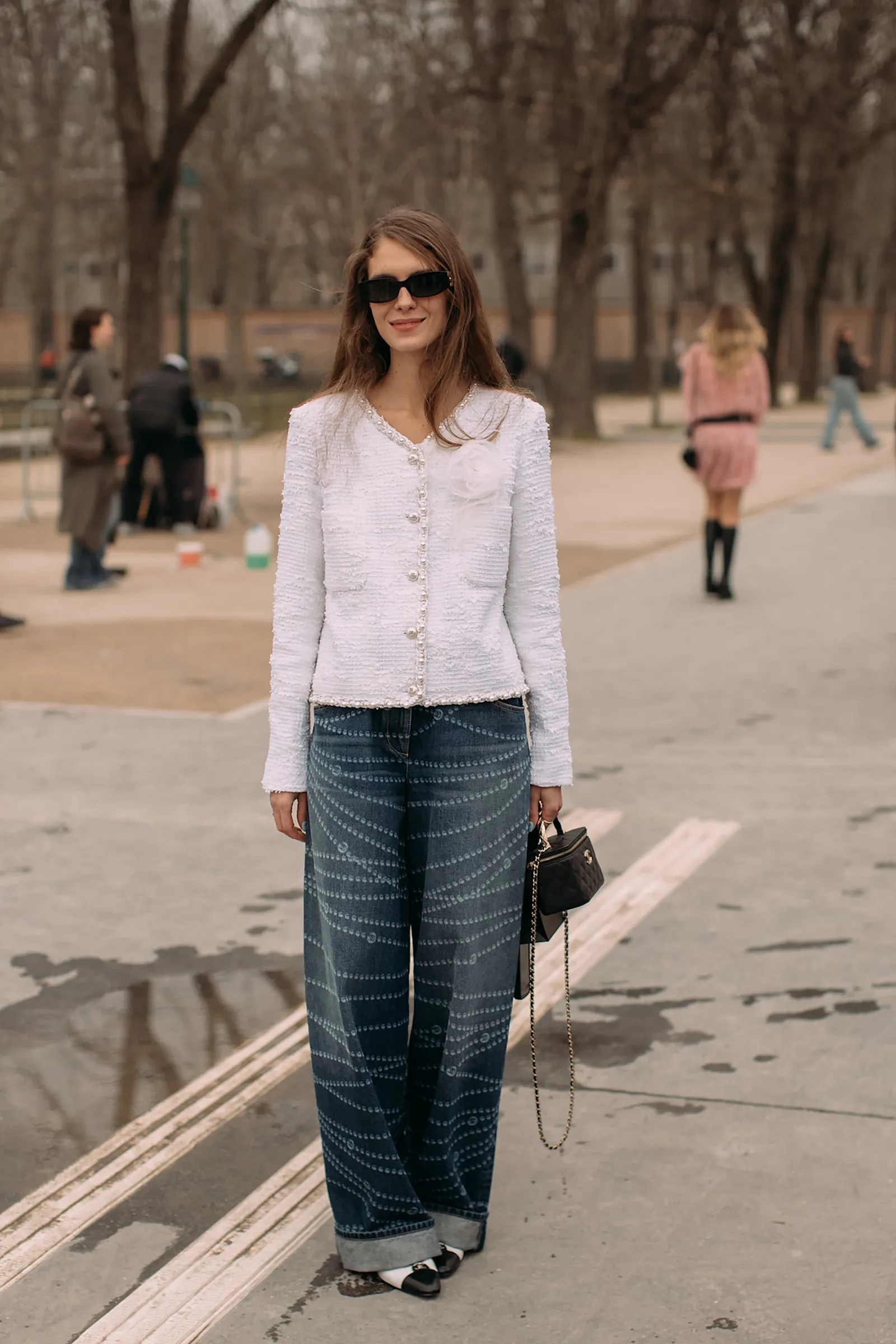 Dwukolorowe buty w szpic nigdy nie wychodzą z mody (Fot. Valentina Valdinoci / Launchmetrics / Spotlight)