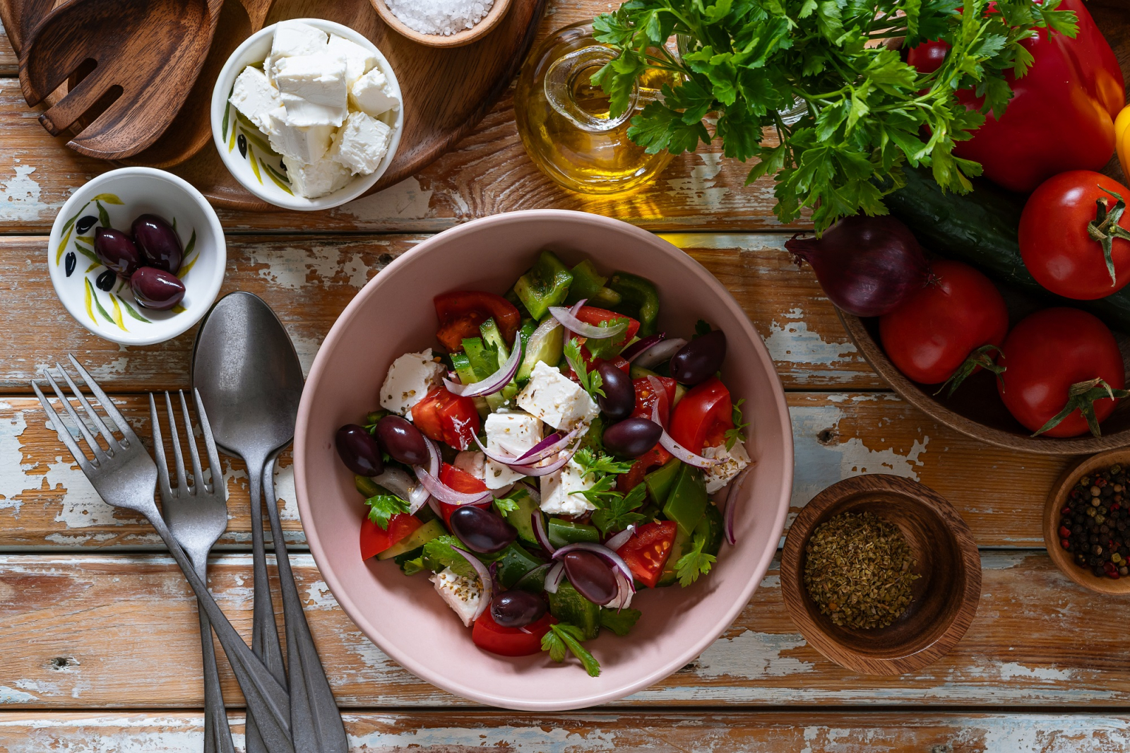 Dieta śródziemnomorska, jedna z najpopularniejszych i najzdrowszych na świecie, niesie za sobą liczne korzyści dla zdrowia. (Fot. Getty Images)