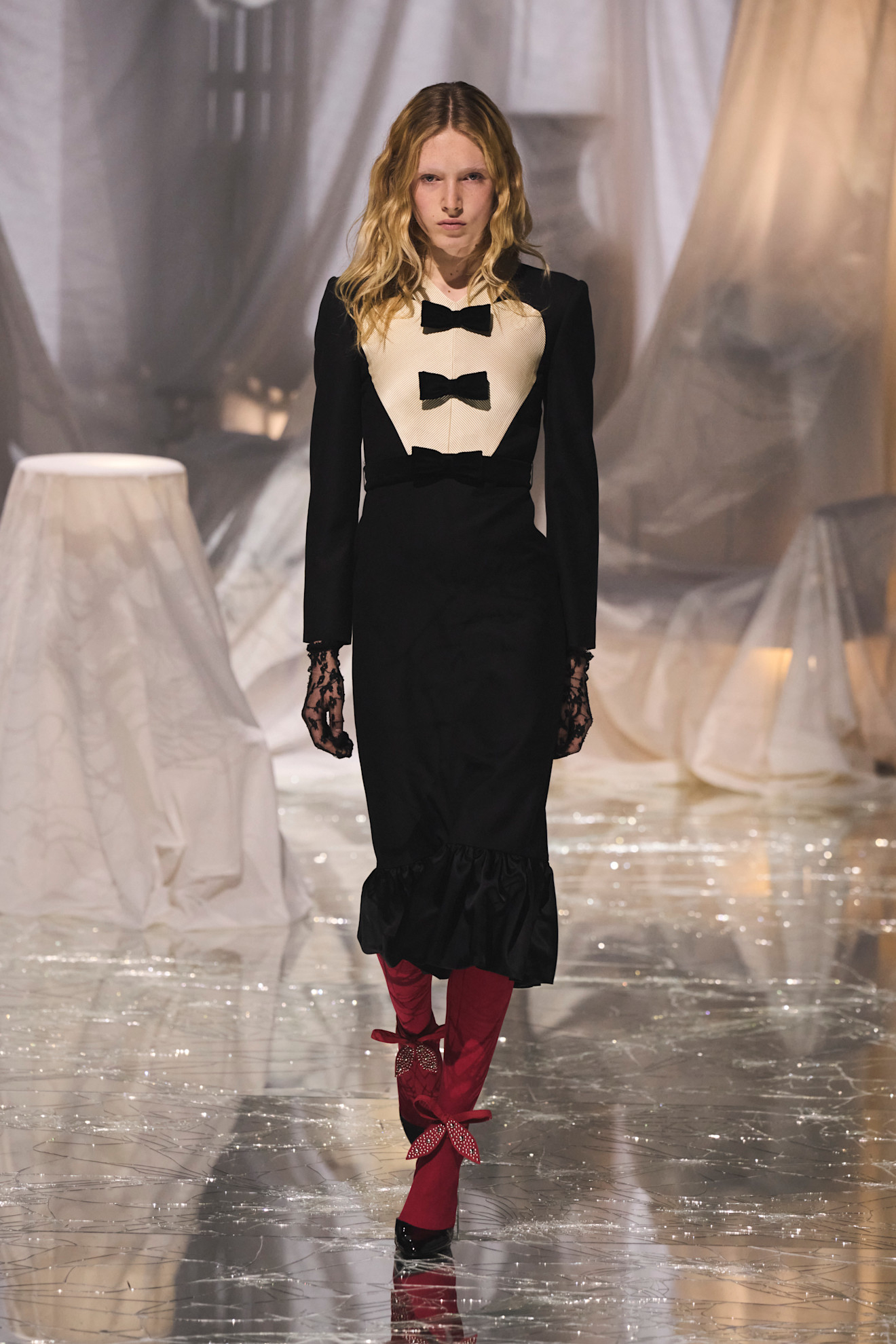 Elegancka sukienka z kokardami Valentino, pokaz wiosna-lato 2025 / Fot. Spotlight. Launchmetrics