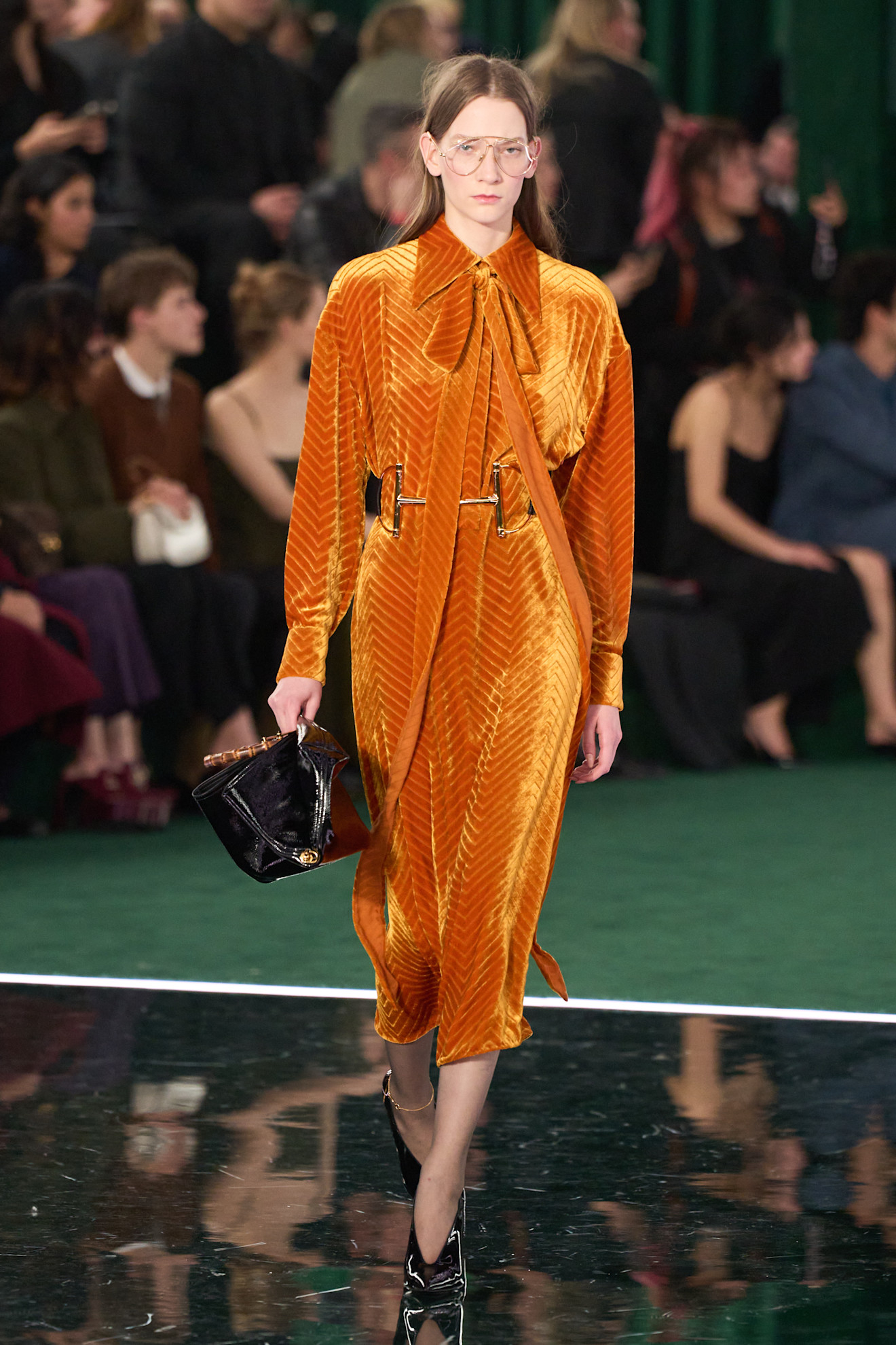 Gucci na jesień 2025 lansuje welurową sukienkę w stylu retro / Fot. Spotlight. Launchmetrics