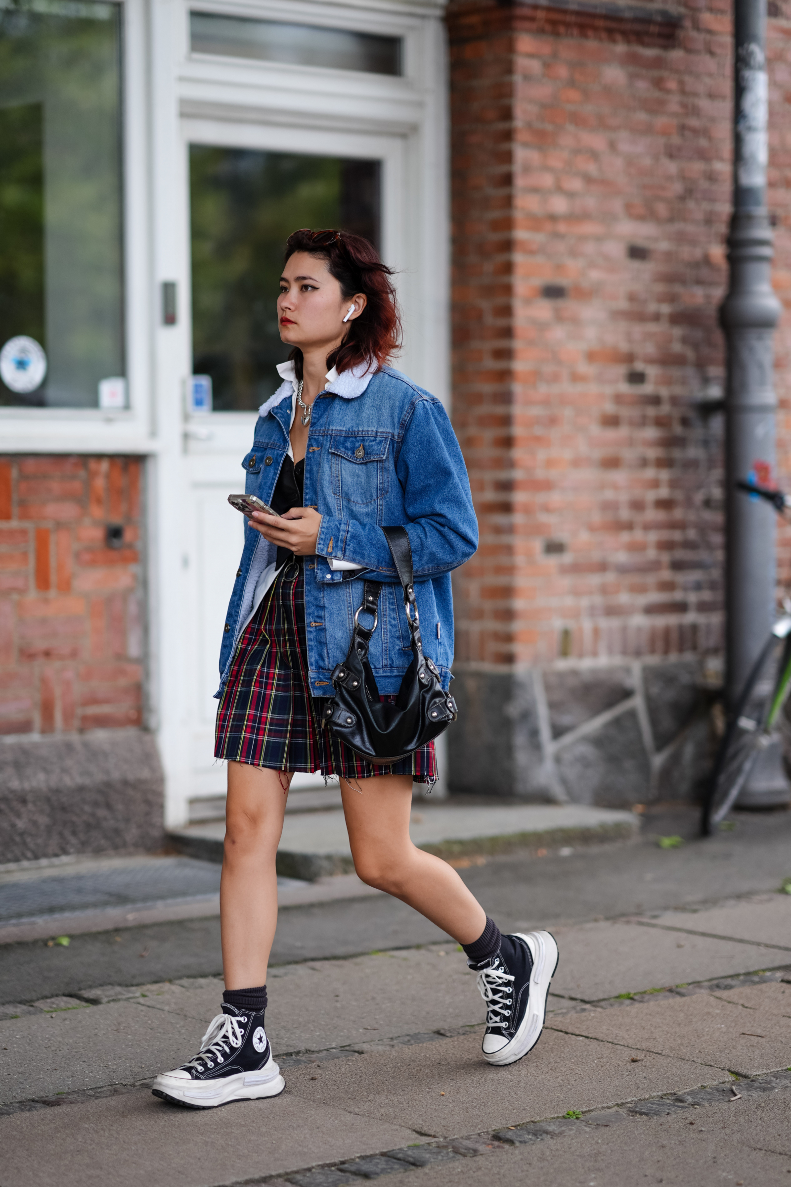 Jesienią 2025 klasyczne „chucki zamieniamy na conversy na platformie (Fot. Edward Berthelot/Getty Images)