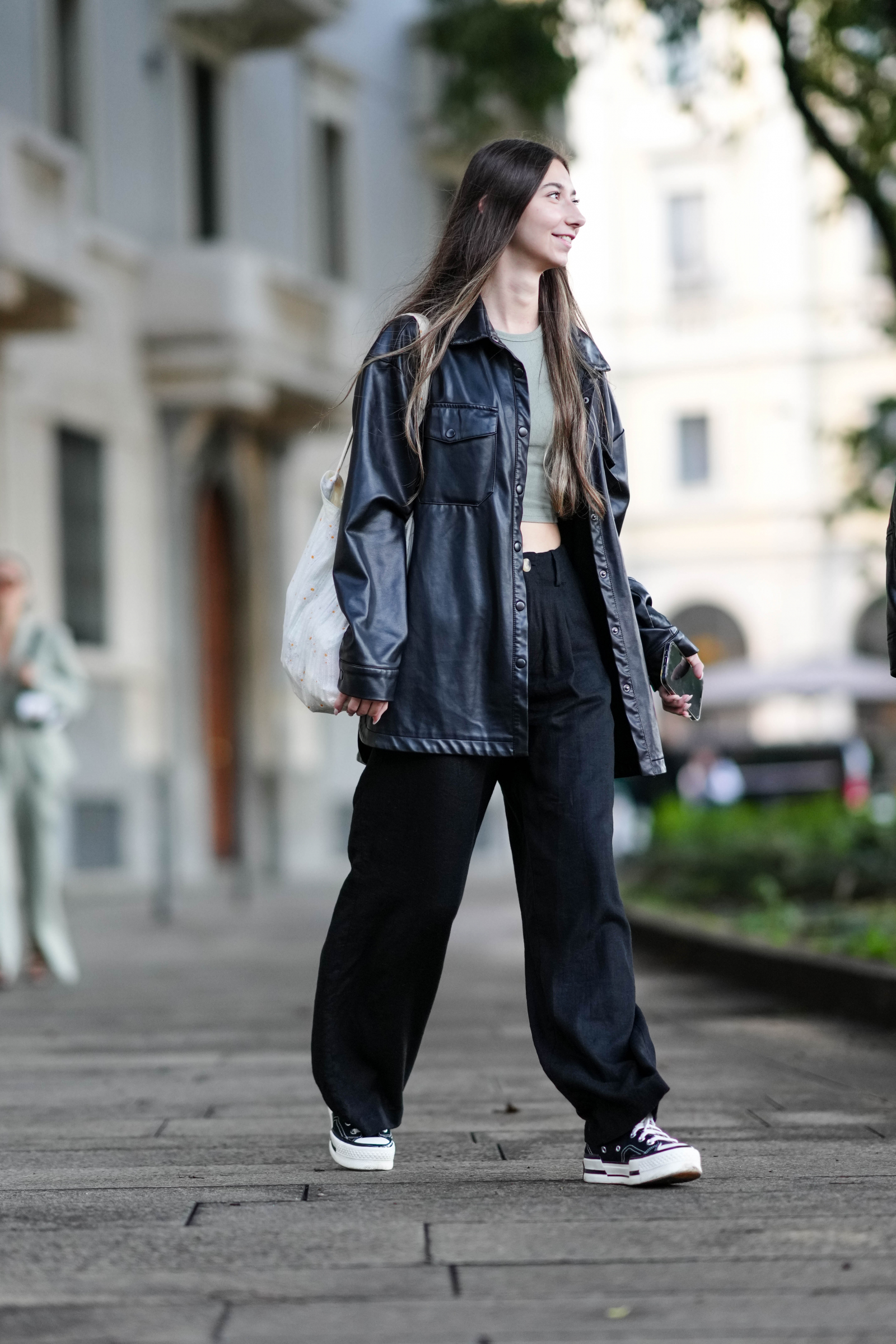 Ulubione trampki milenialsów, Converse na wysokiej platformie, to jedyne sneakersy, które musisz mieć w szafie jesienią 2025 (Fot. Edward Berthelot/Getty Images)