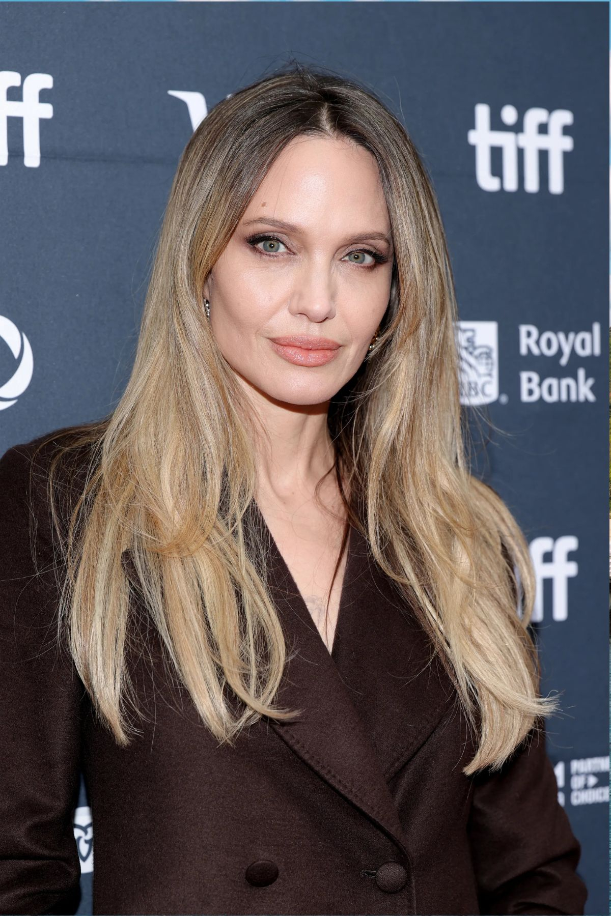 Angelina Jolie w koloryzacji w stylu „blended blonde”, fot. Michael Loccisano/Getty Images