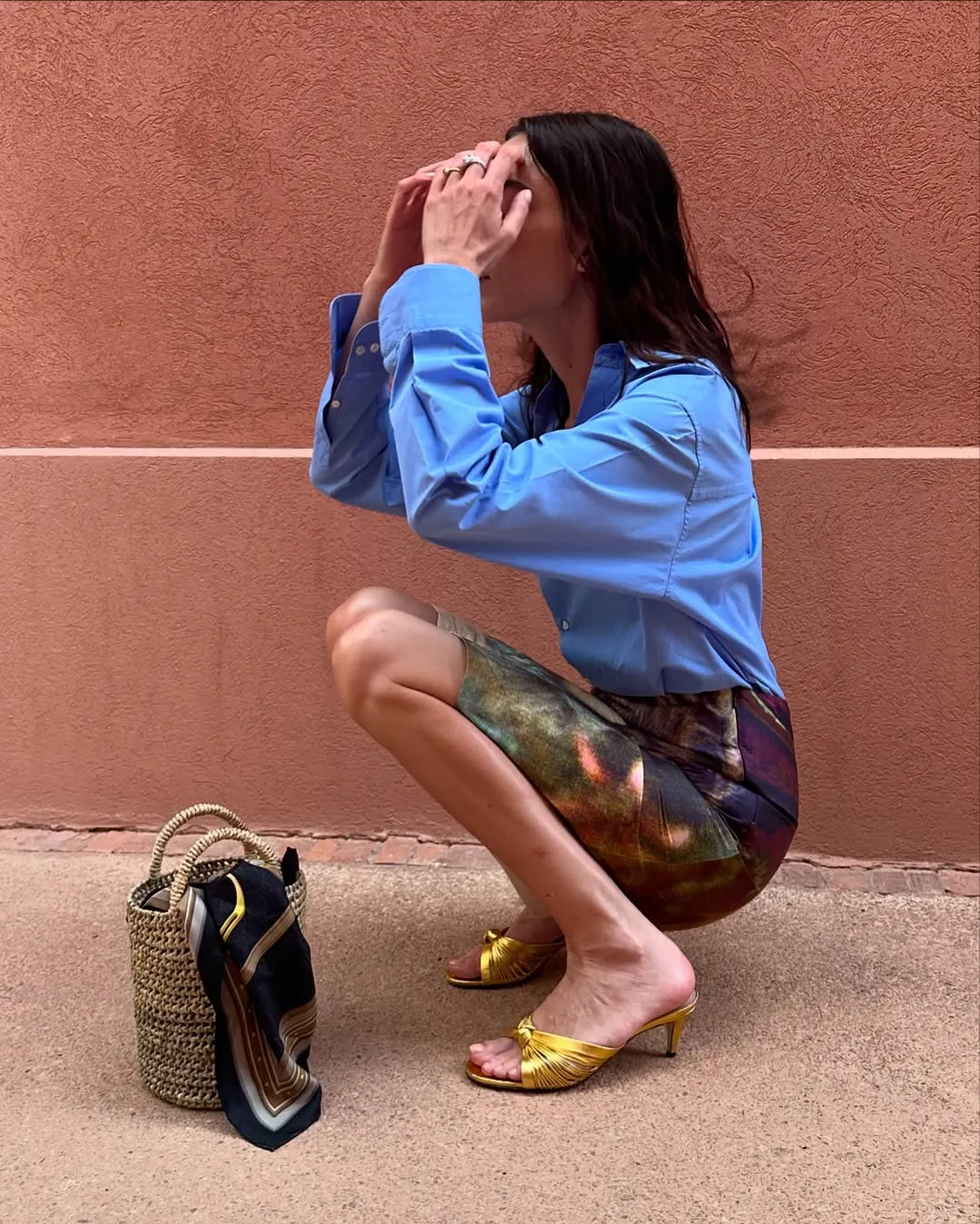 Plecioną torebkę nosi także Alexa Chung. Fot. instagram @alexachung