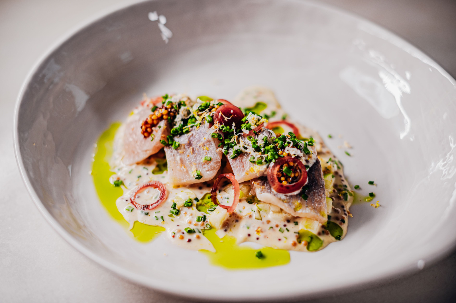 W food hallu Hali Koszyki można spróbować m.in. autorskiej interpretacji śledzia po warszawsku według Miłosza Sroki z Port Royal / Fot. Materiały prasowe