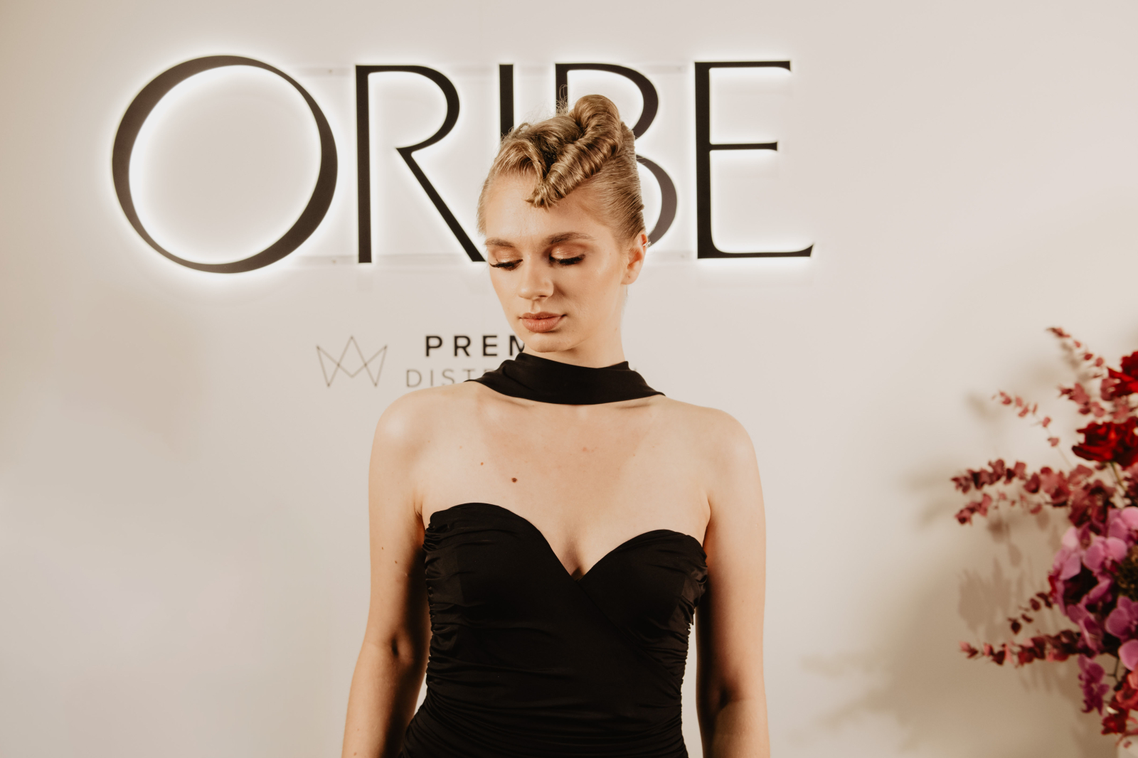 Prawdziwy glamour nigdy nie wychodzi z mody, a włosy mogą być formą wyrażania siebie. / Fot. Materiały prasowe