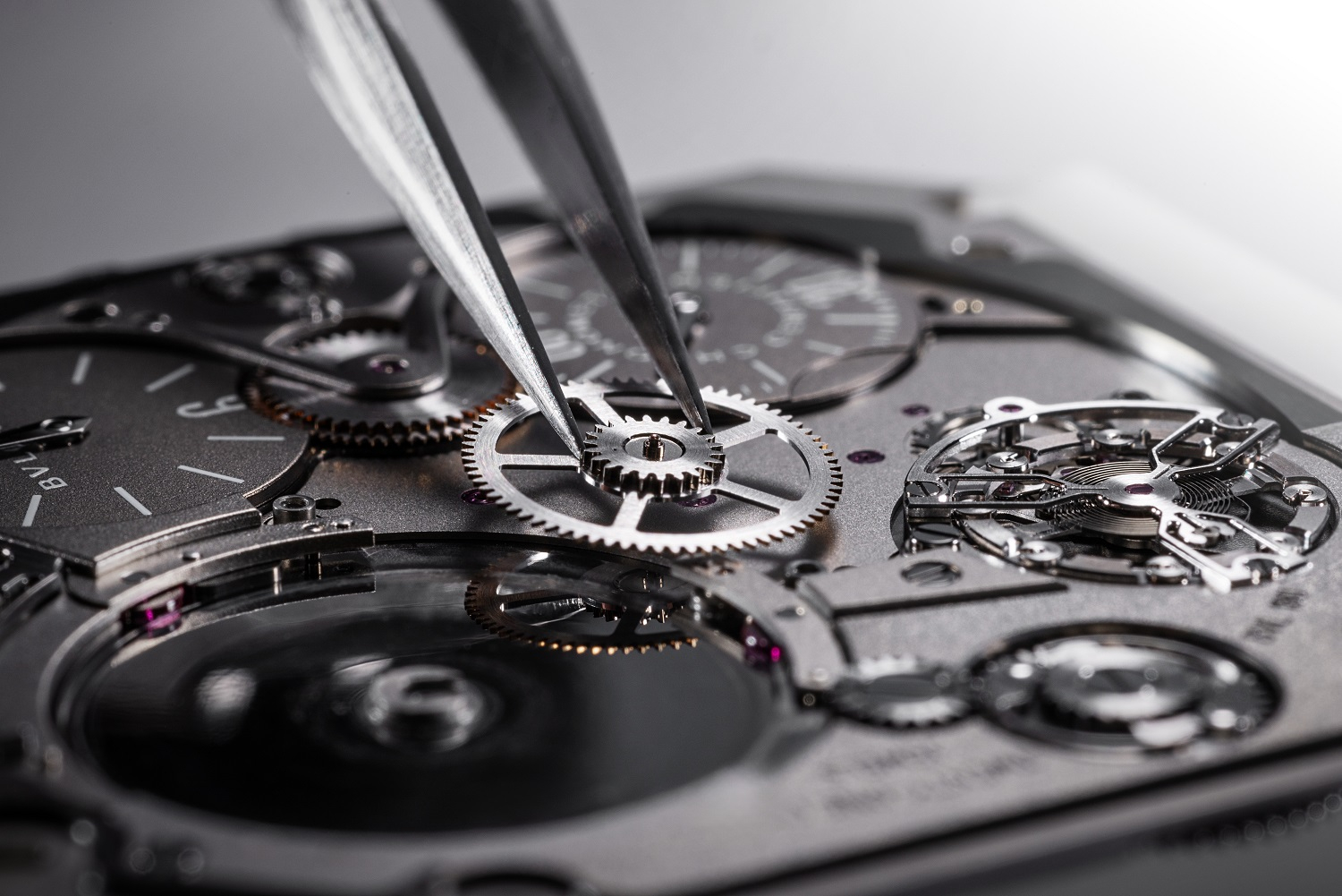 Zegarmistrzowie W.KRUK przechodzą szkolenia pod okiem szwajcarskich specjalistów. / Fot. Materiały prasowe