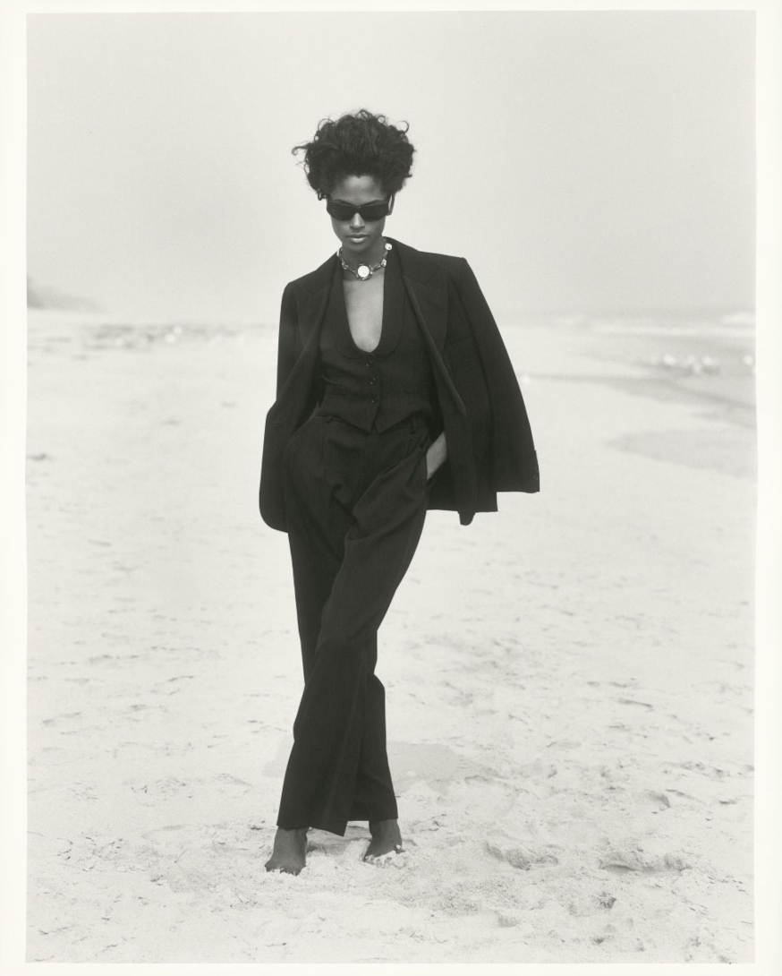 Rico Puhlmann, Karen Alexander w czarnym garniturze z wełnianą kamizelką Yves Saint Laurent Rive Gauche, Gurney’s Inn Resort & Spa, Long Island, Nowy Jork, 1991, © Rico Puhlmann Archive. W: „Tux Deluxe“,
Harper’s Bazaar, Nr. 3359, listopad 1991.