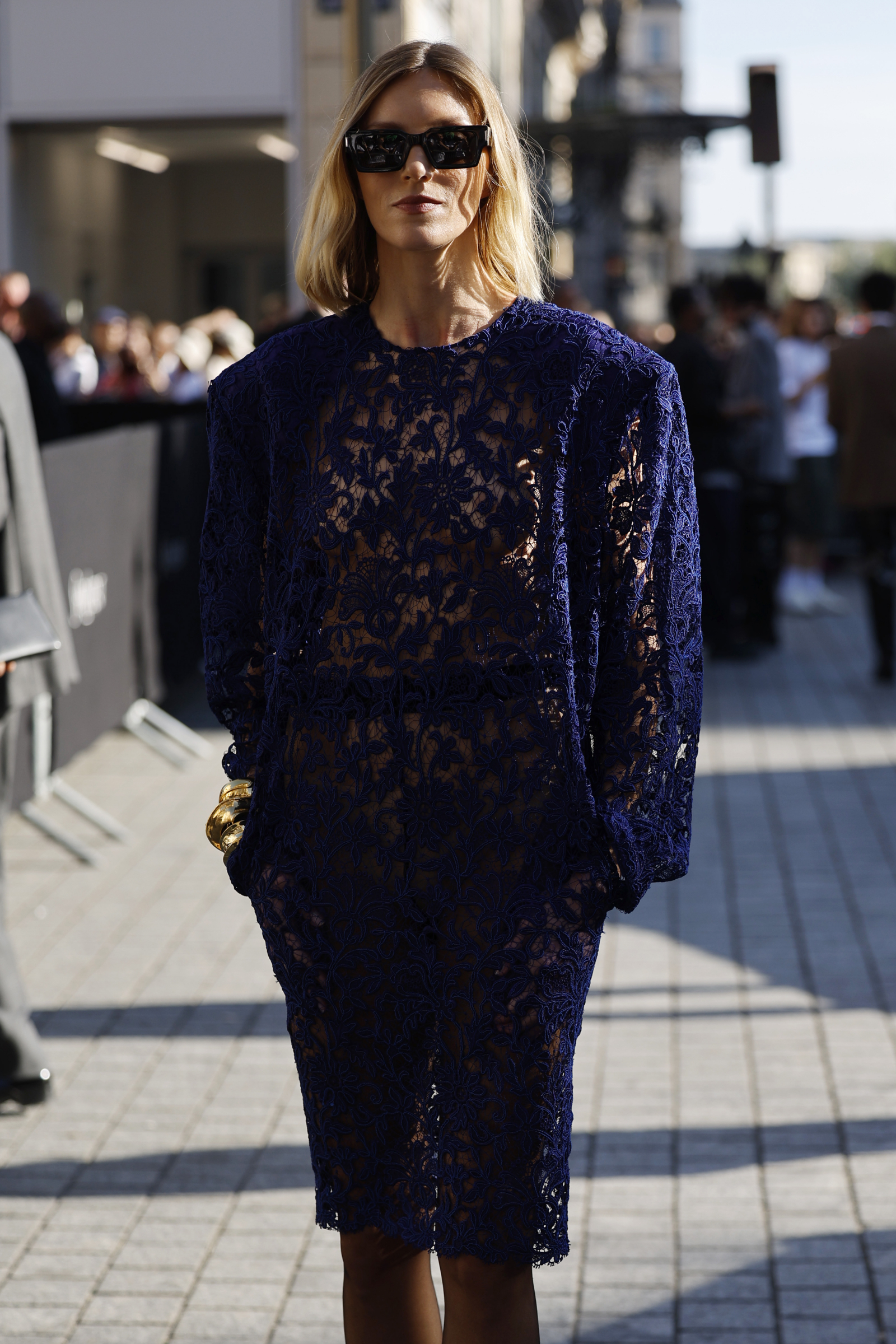 Anja Rubik w chabrowej sukience koronkowej Saint Laurent, pozująca na ulicy z okularami przeciwsłonecznymi.