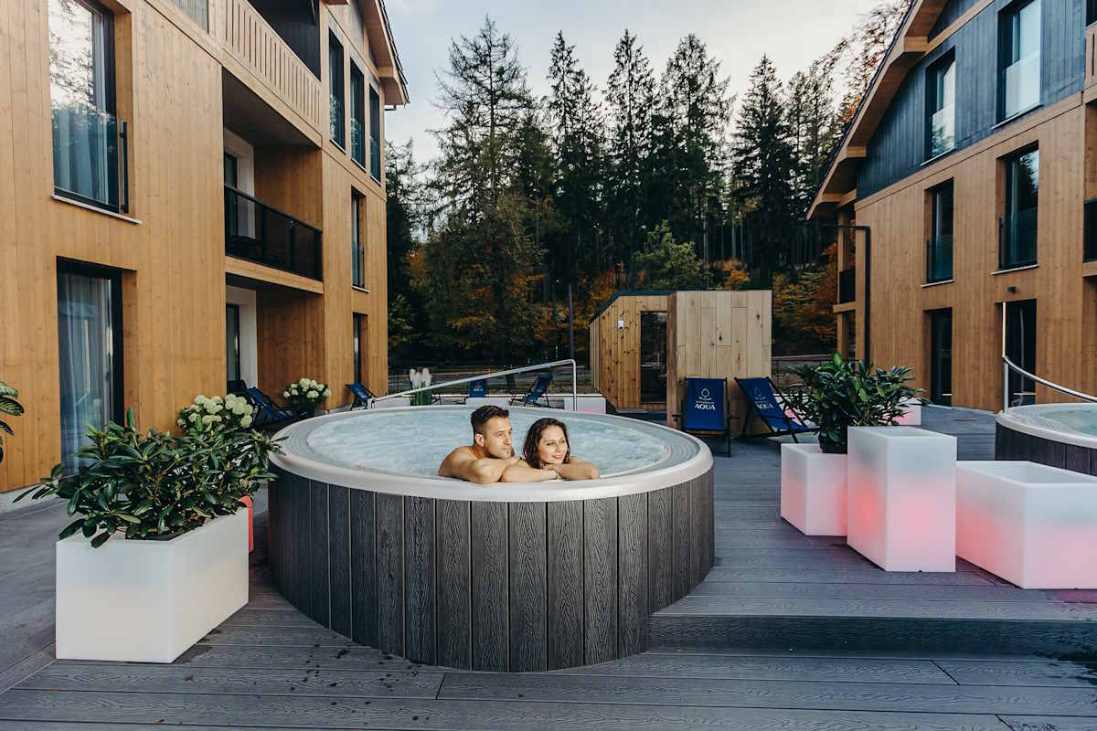 Rezydencja Aqua by Grano w Szklarskiej Porębie w Karkonoszac. Do dyspozycji gości są zewnętrzny taras z jacuzzi i sauną.