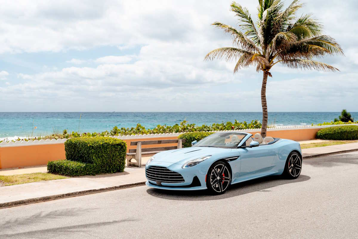 Q by Aston Martin prezentuje unikatowy Palm Beach Edition modelu DB12 Volante.