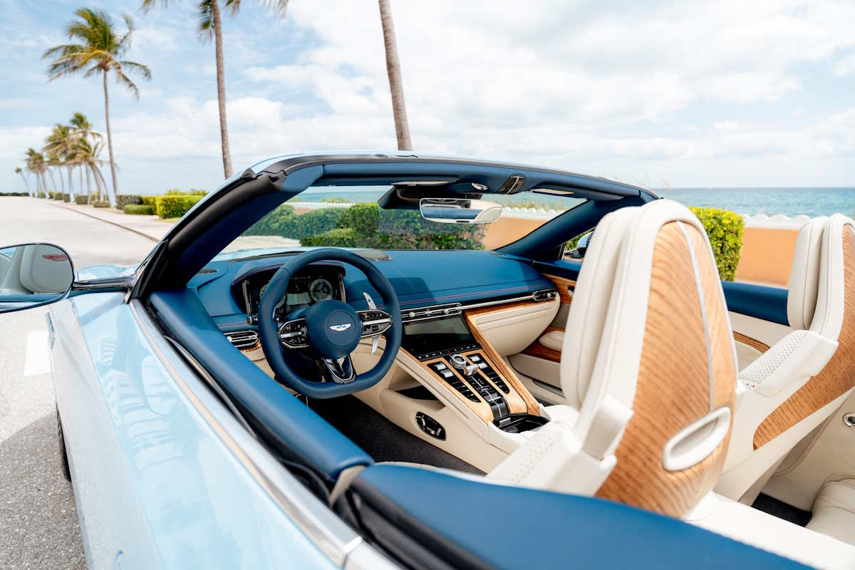 Q by Aston Martin prezentuje unikatowy Palm Beach Edition modelu DB12 Volante.