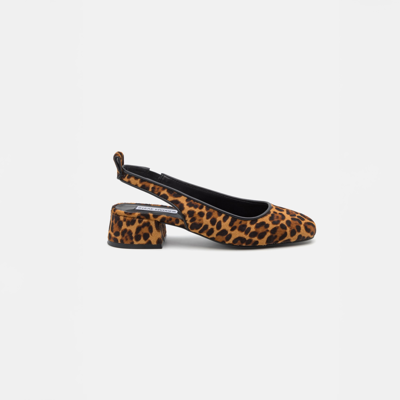Cętkowane baleriny na obcasie marki Steve Madden, model Smitten.