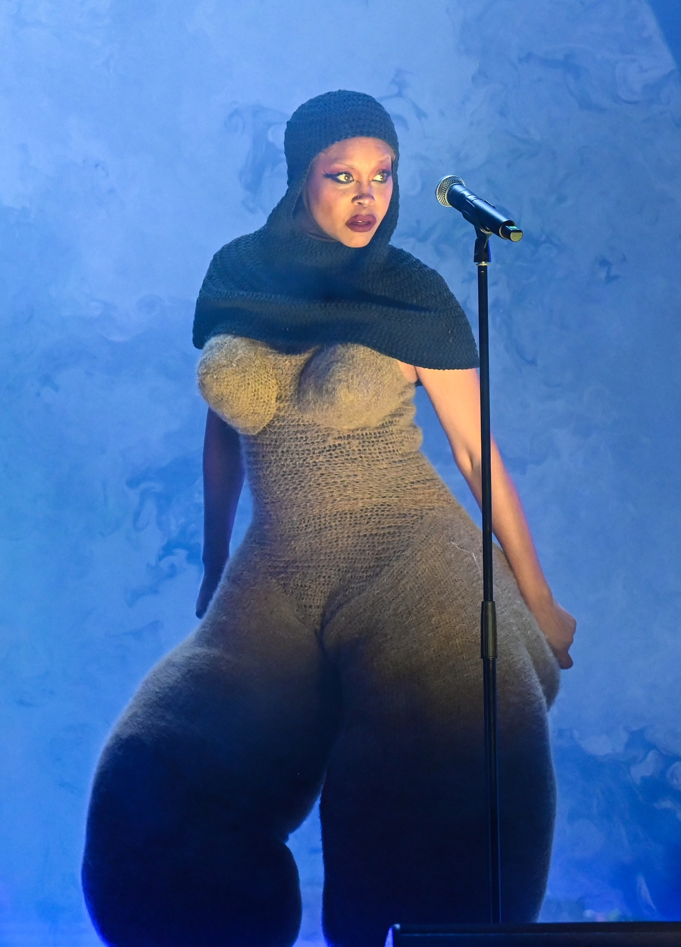 Erykah Badu wystąpiła na scenie podczas Billboard Women in Music 2025 w stroju inspirowanym figurą Wenus z Willendorfu.